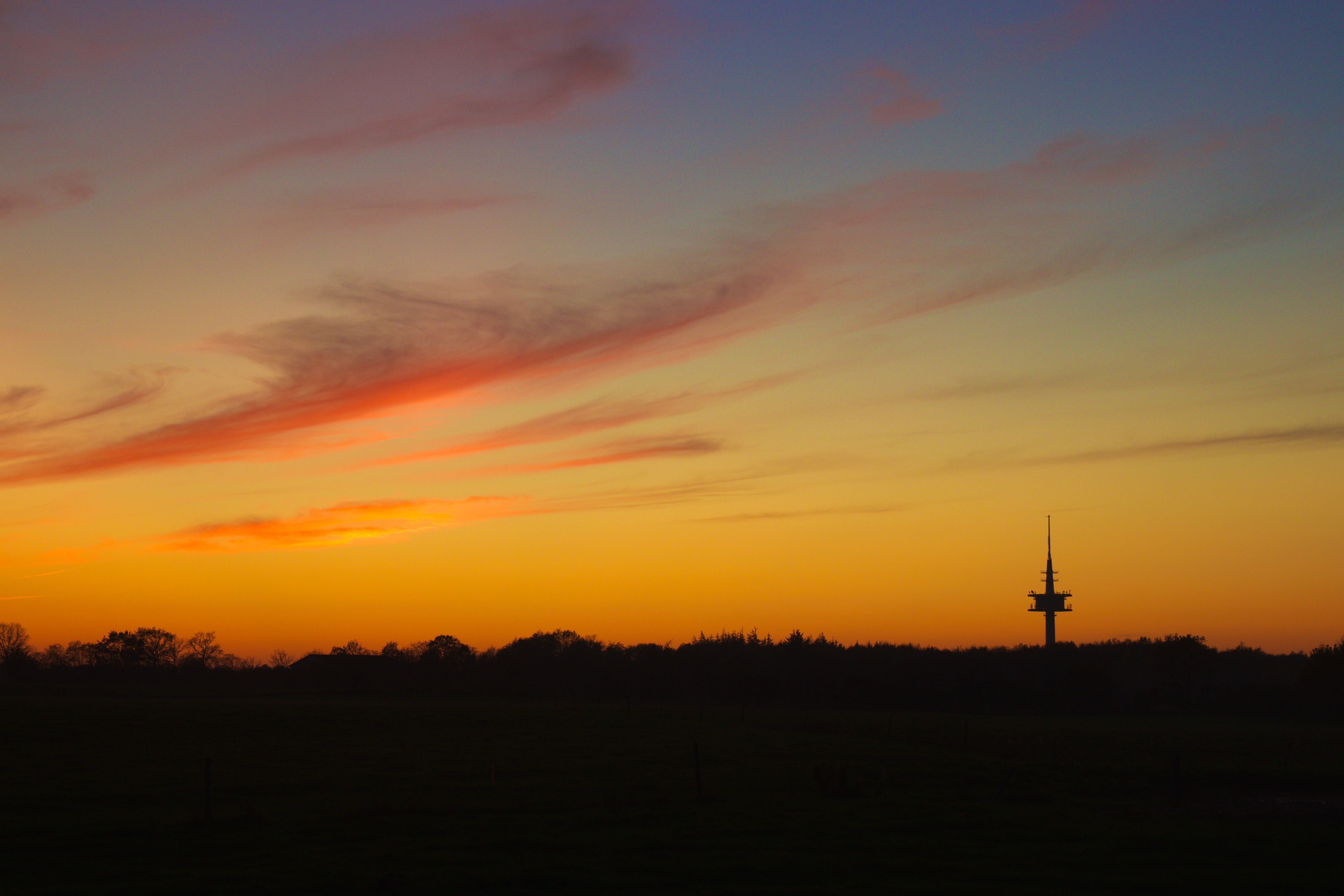Stollberg mit Funkturm bei erleuchtetem Himmel