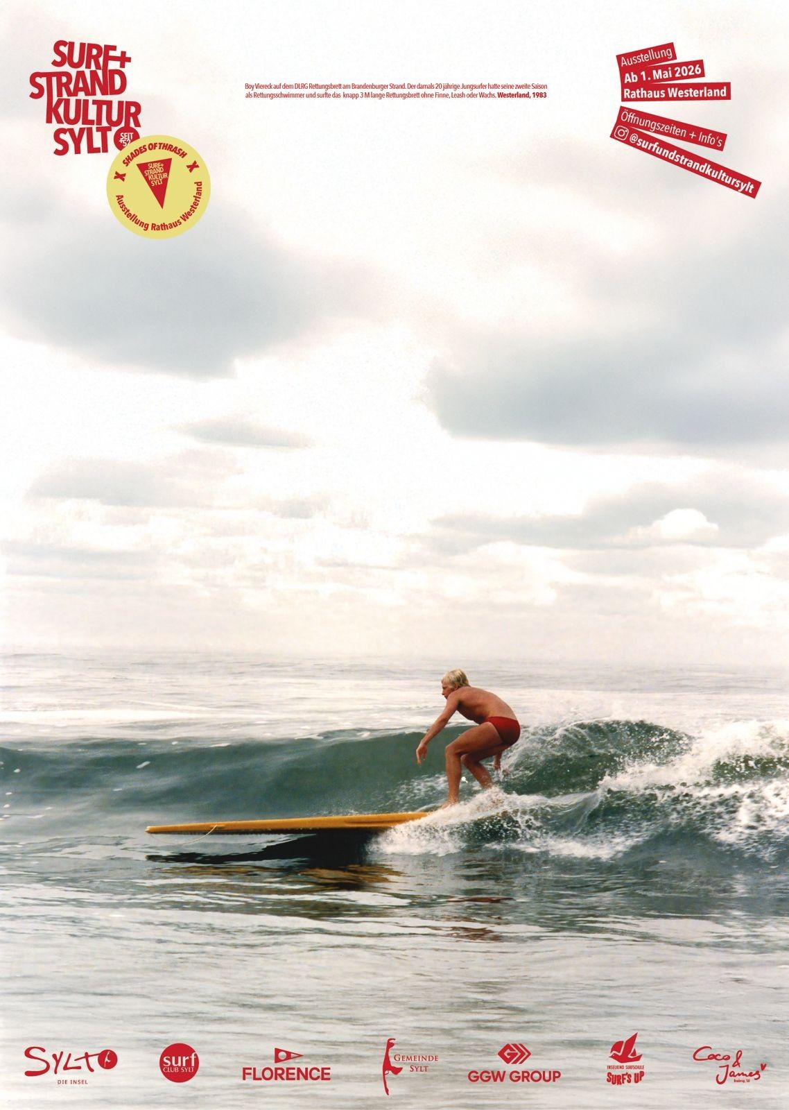 Das Plakat zur Ausstellung zeigt, neben den Verantsaltungsdaten und diversen Sponsoren, einen Surfer, der mit seinem Longboard von rechts nach links durch eine Welle reitet. Foto: Markus Mager
