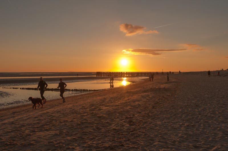Blick auf den Wyker Strand bei untergehender Sonne