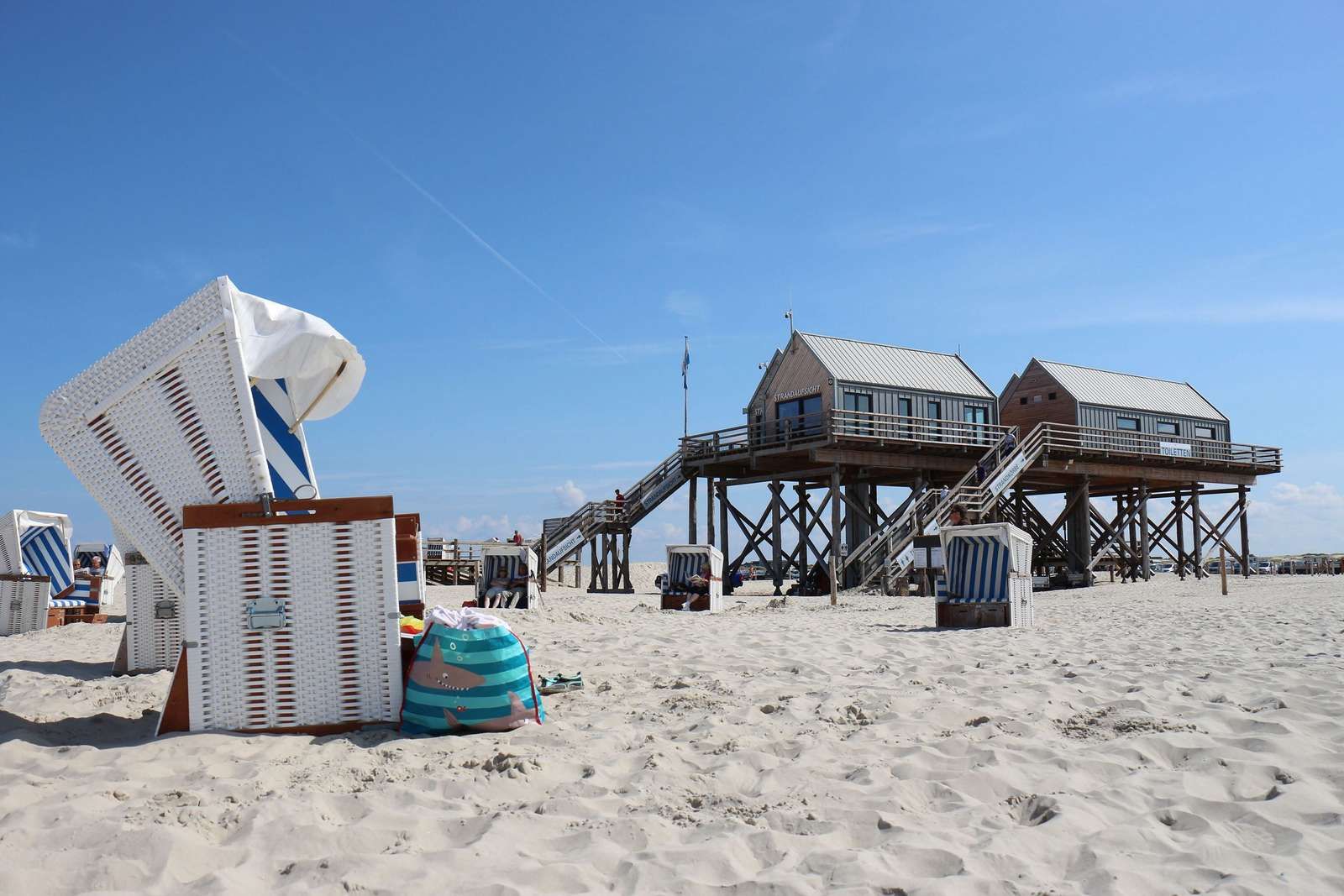 Ein Strandkrob steht in Sichtweite zu einem der neuen Pfahlbauten auf den Strand von SPO. – Foto: TZ SPO
