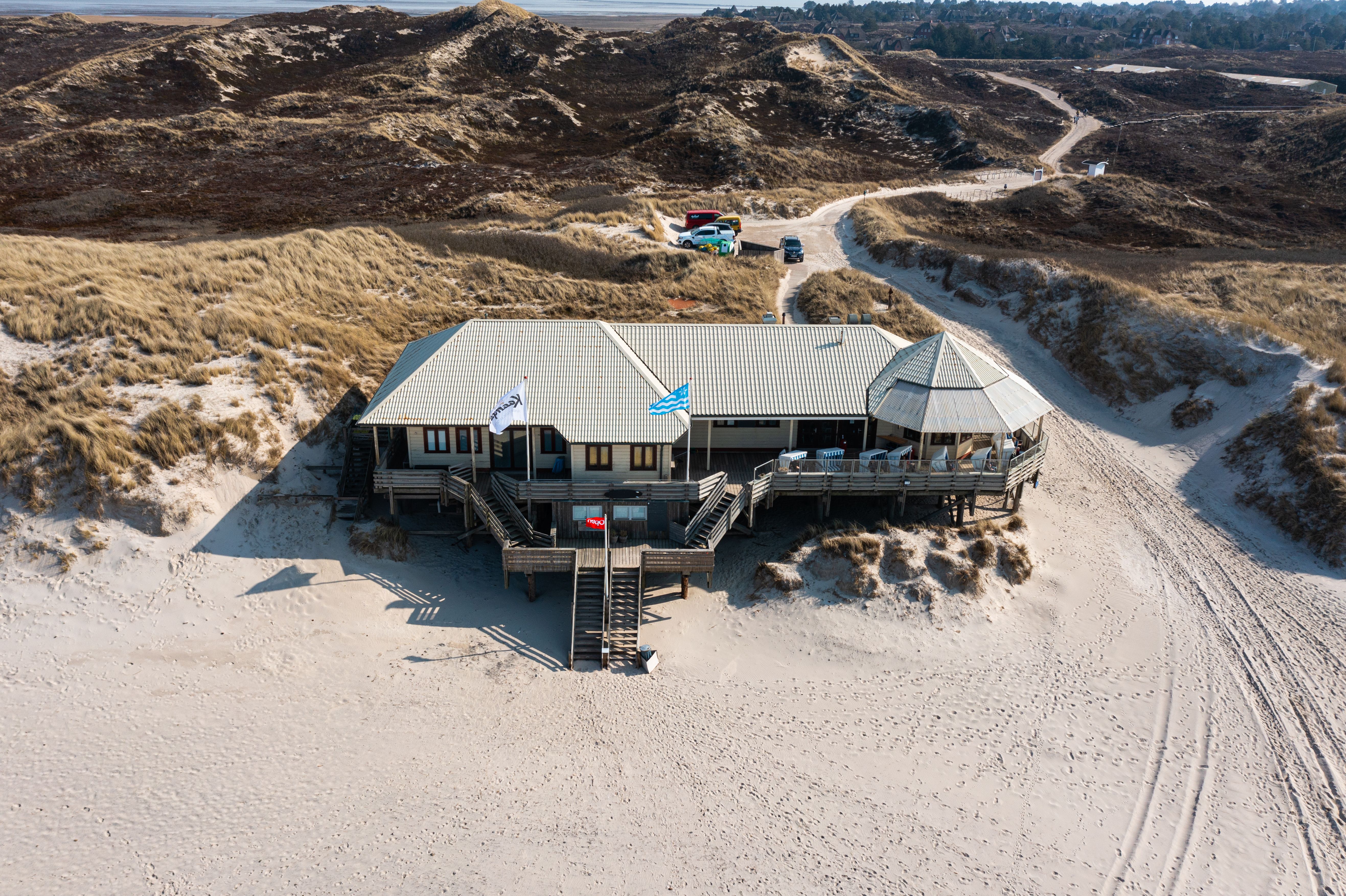 Luftbildaufnahme des Strandrestaurants Kaamps 7 auf Sylt
