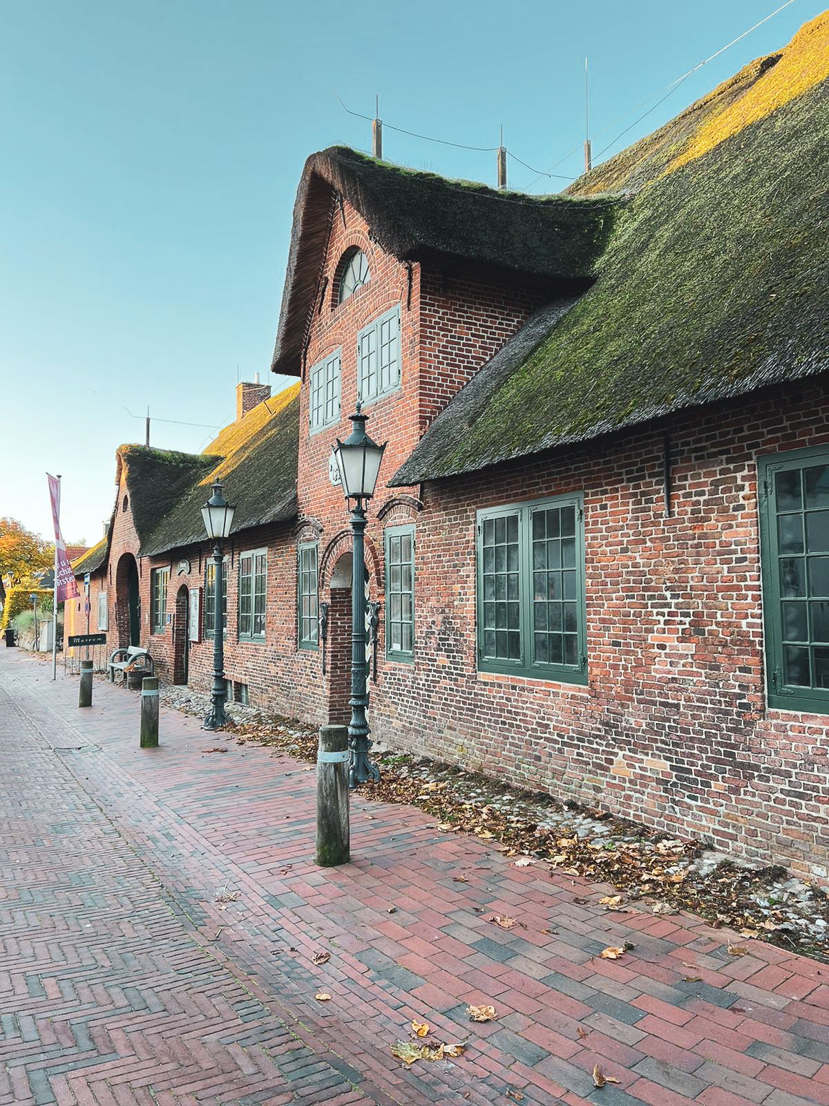Außenansicht des roten Backsteinhauses mit Reetdach. das das Museum der Landschaft Eiderstedt beinhaltet