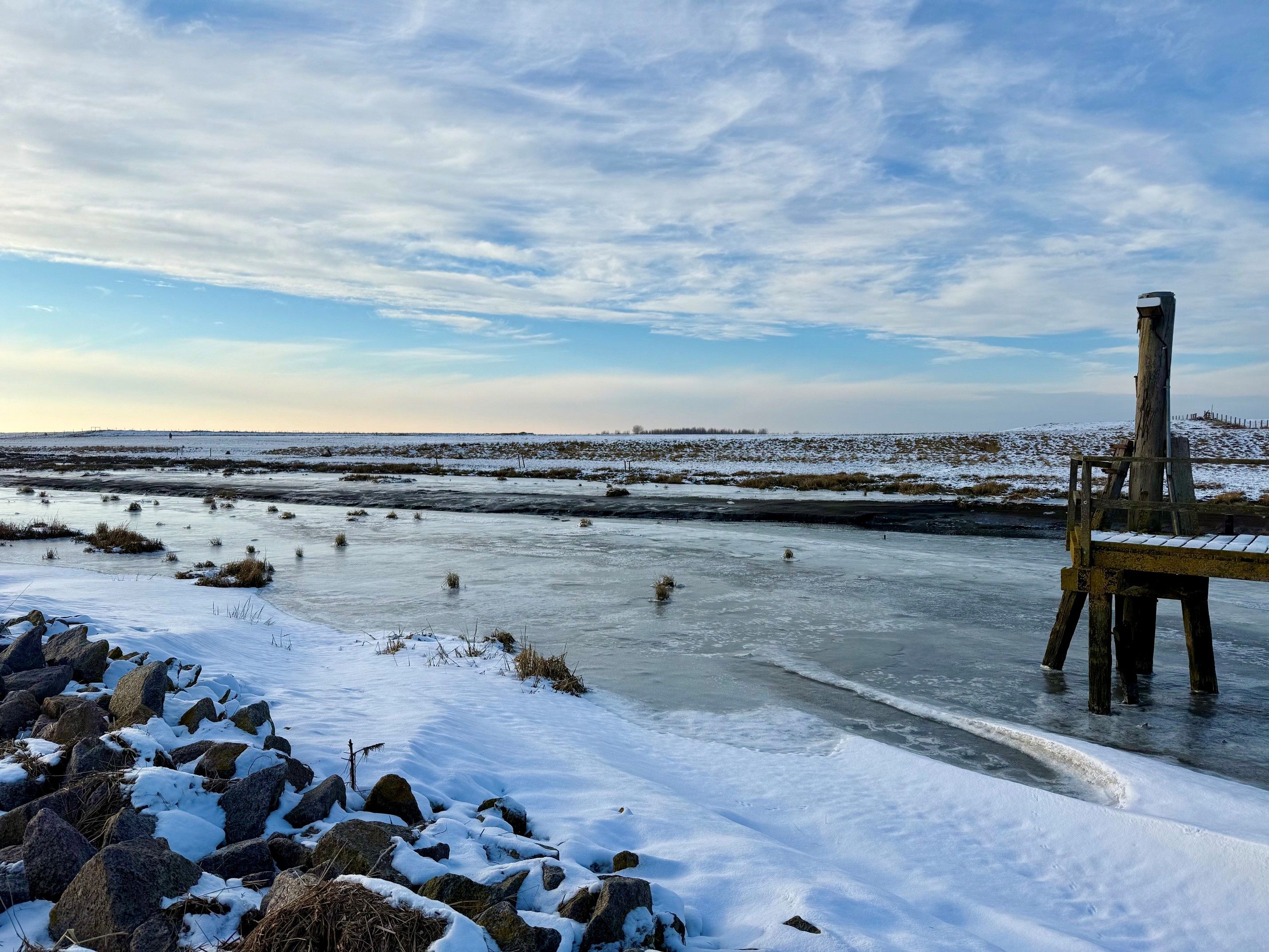Auf dem Foto ist der Anleger im alten Hafen in Friedrichskoog. Alles ist Schneebedeckt.