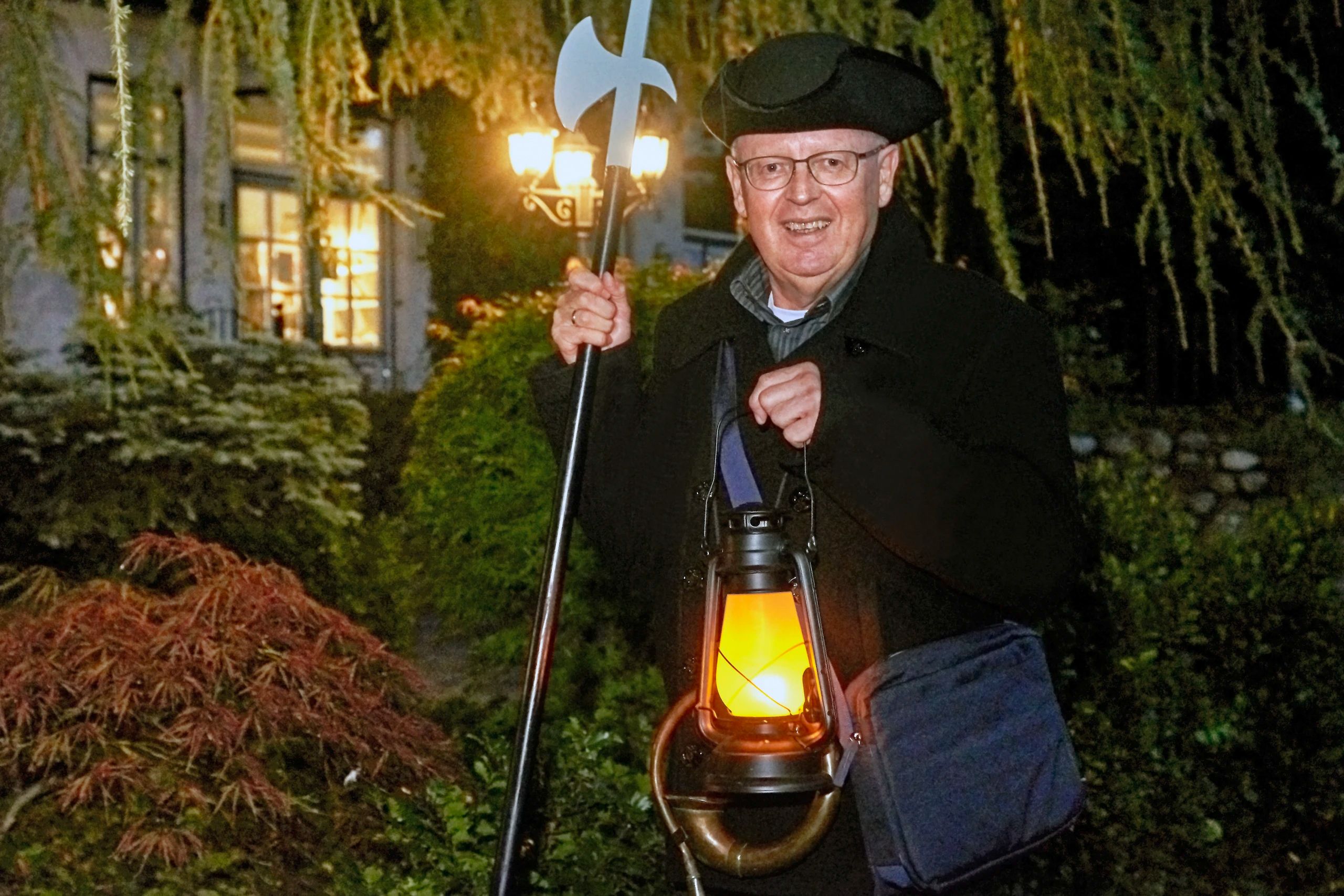 Ein touristischer Nachtwächter im Kostüm mit Hellebade und Laterne. Foto: Dithmarschen Tourismus | CC-BY-SA