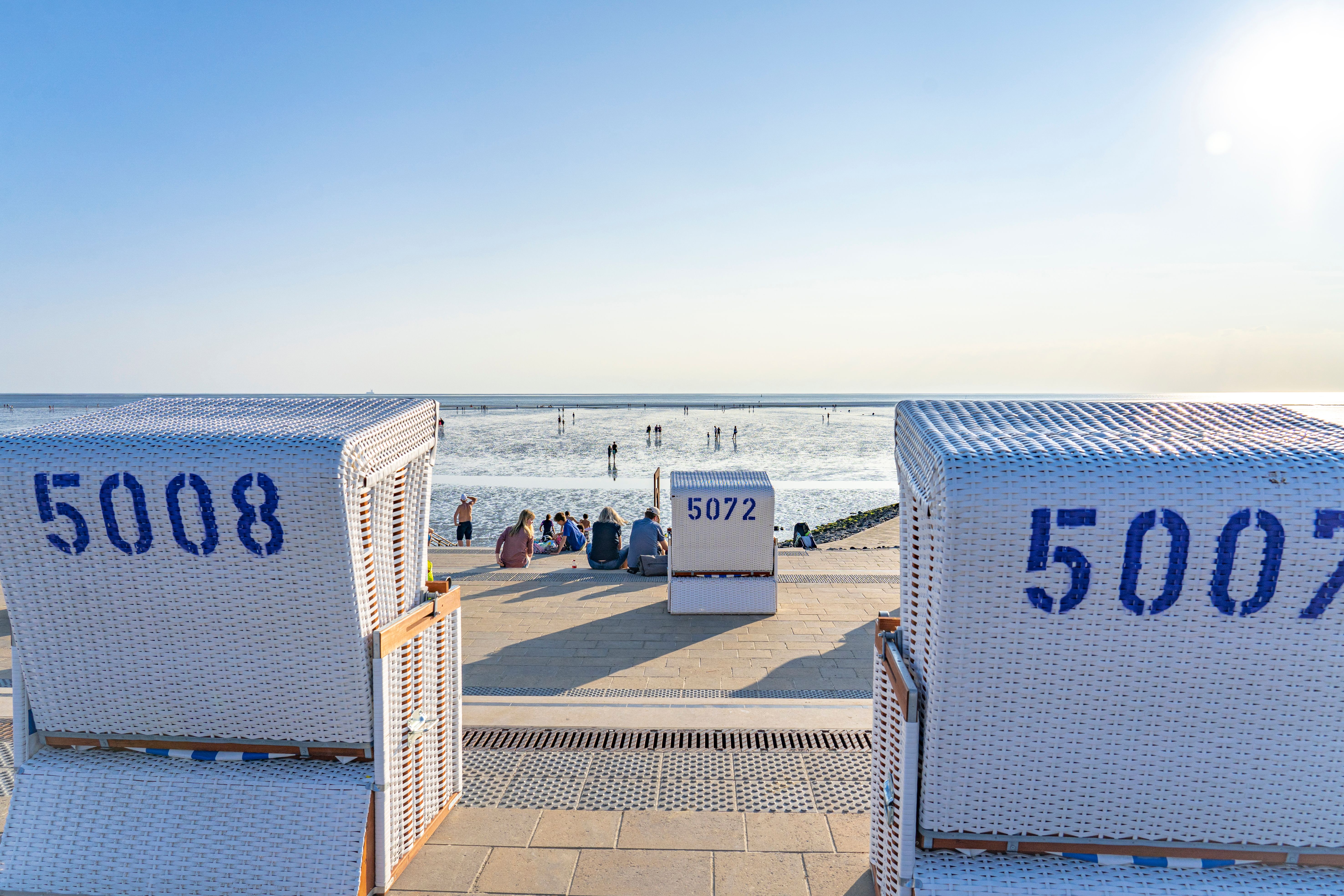 Strandkörbe stehen auf der Haupttribüne des Büsumer Strandes
