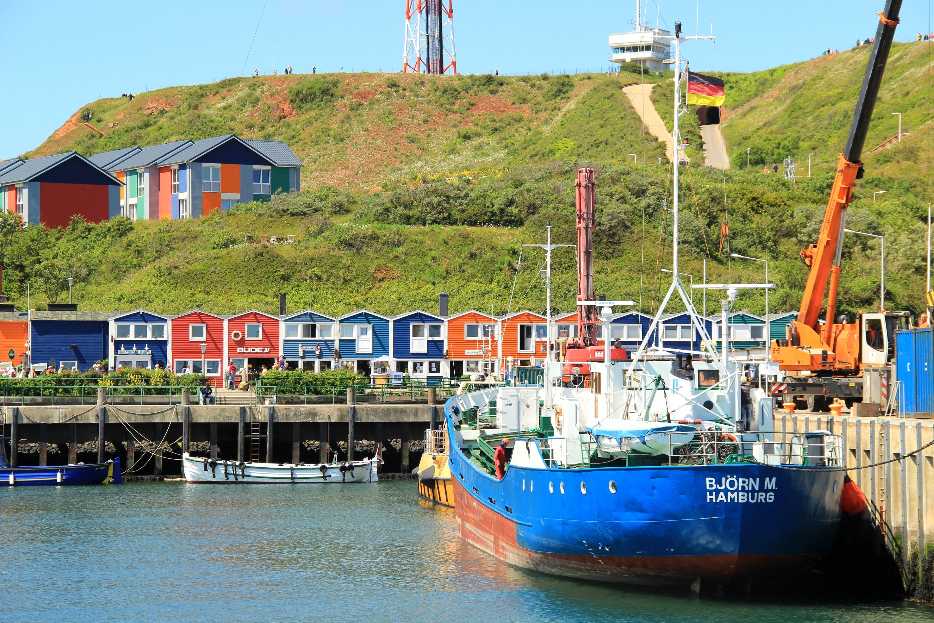 Helgoländer Hafen mit bunten Hummerbuden