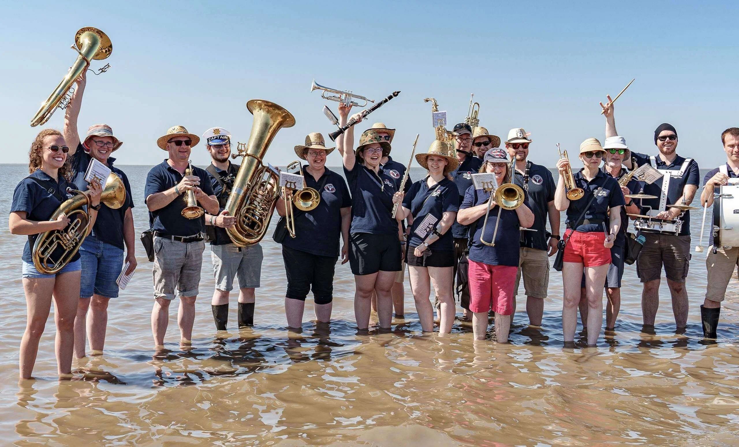 Die Wacken-Firefighters, schön aufgereit im Watt zum Gruppenfoto.