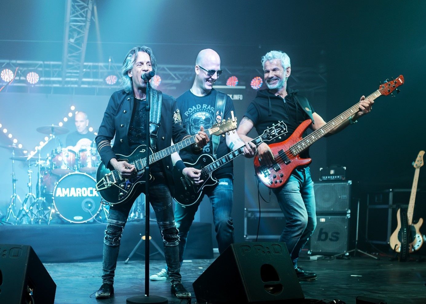 Die Band Amarock in Action auf der Bühne. Foto: Kay Hansen 