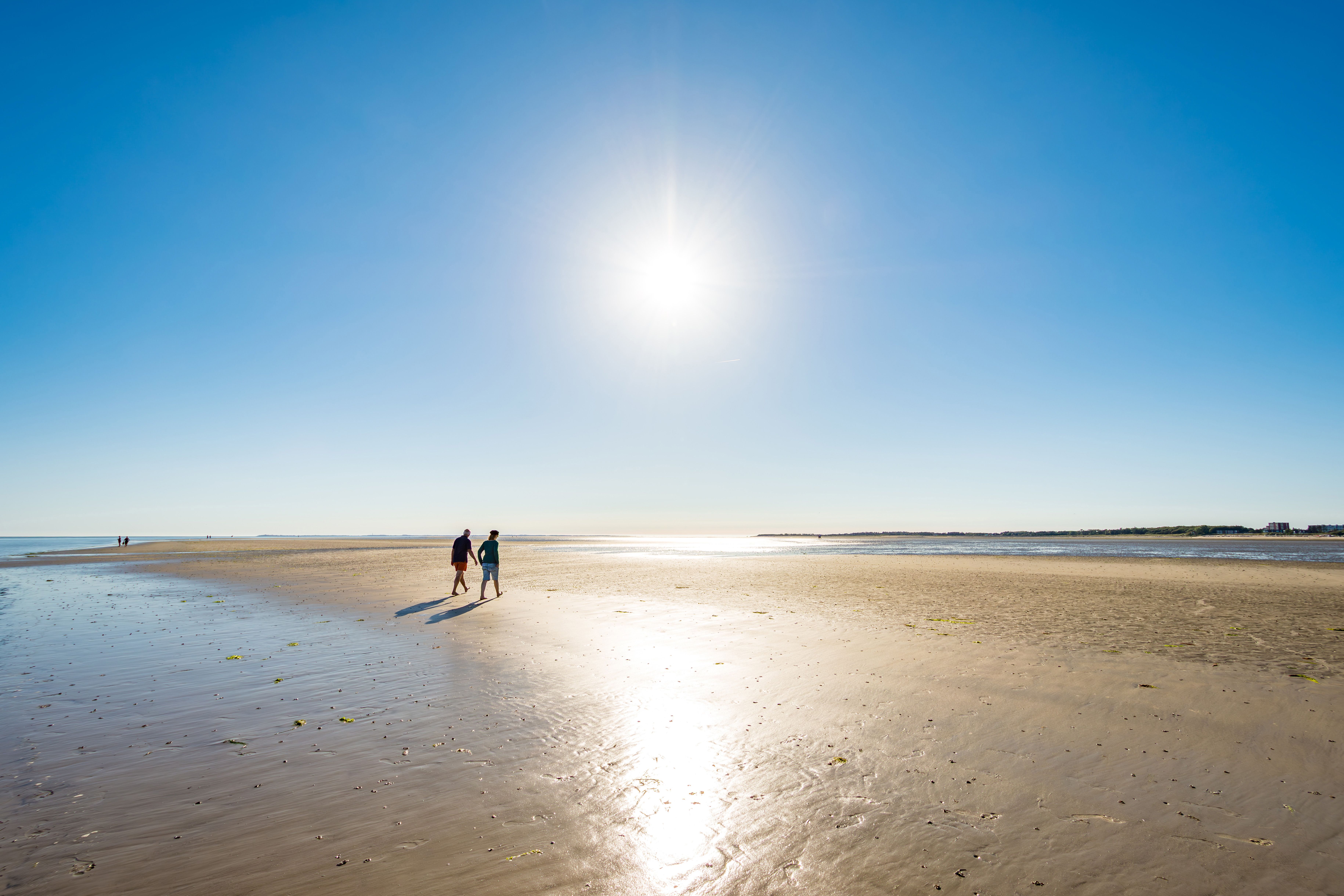 Zwei Personen wandern am Föhrer Südstrand