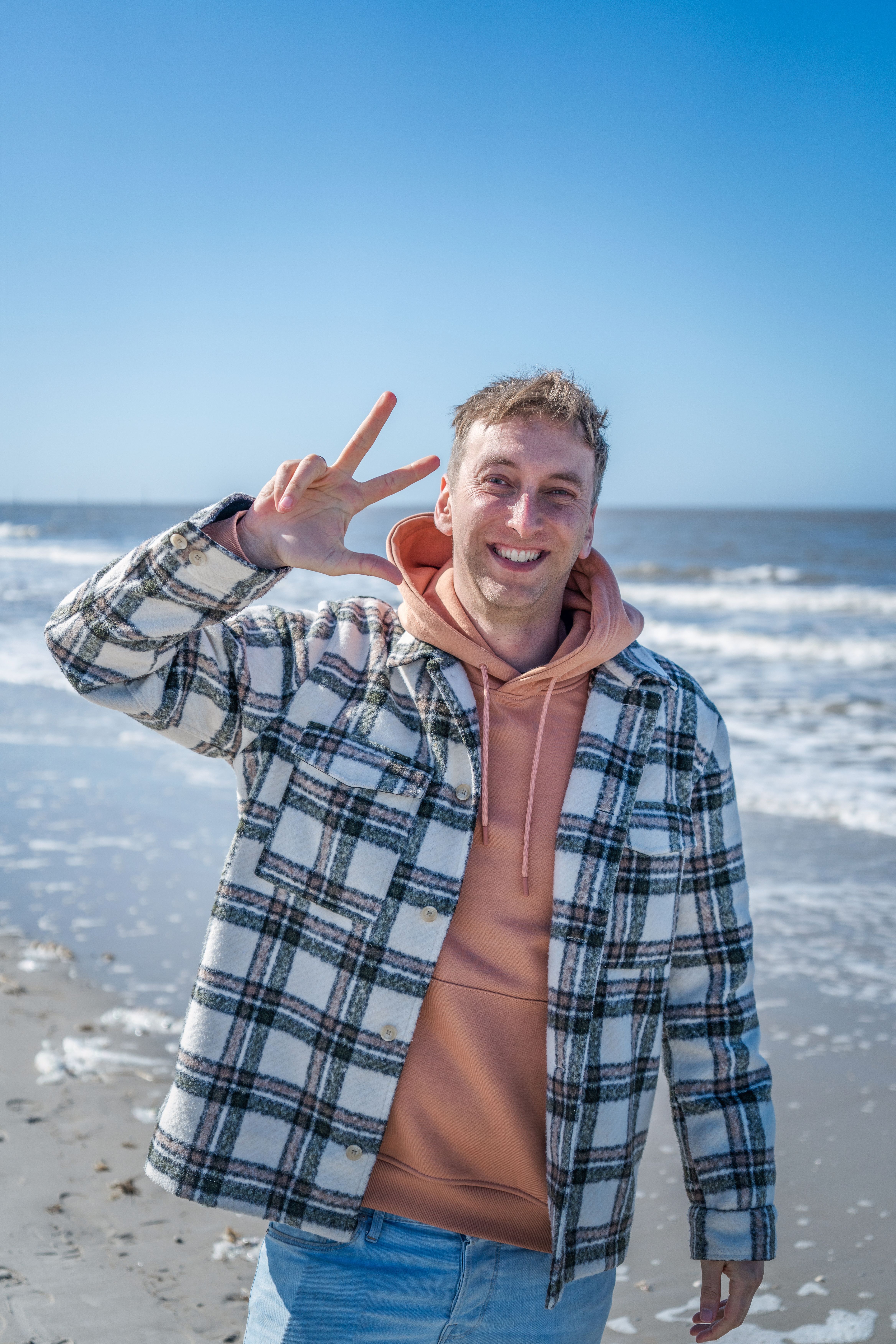 Portrait vom YouTuber Freshtorge. Er hält drei Finger in die Luft, um seine Teilnahme an der Müllsammelaktion "Nimm Drei - sei dabei" zu symbolisieren.