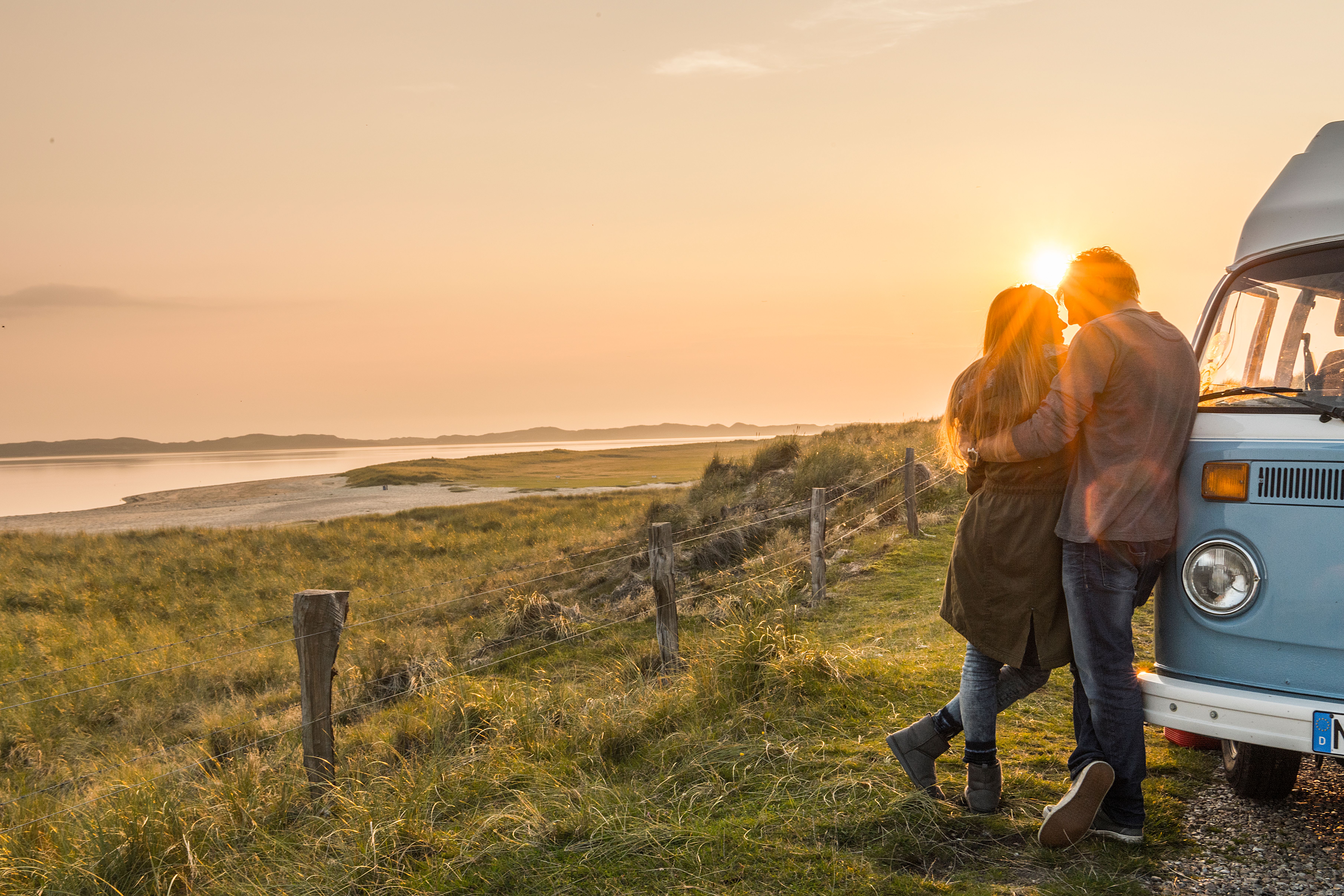 Verliebtes Pärchen genießt den Sonnenuntergang am Lister Ellenbogen im Herbst am Bulli