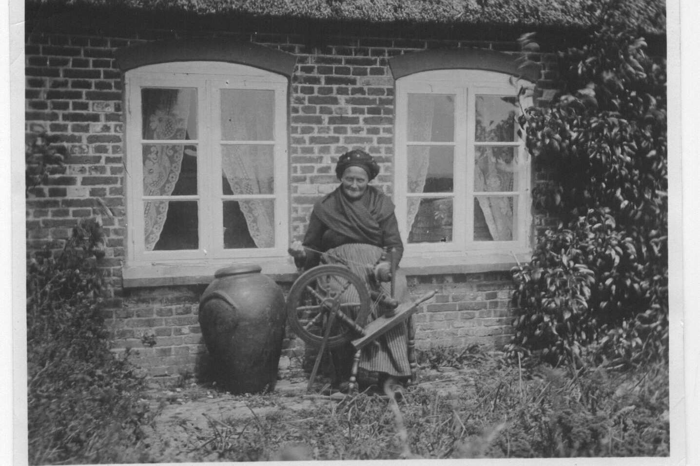 Hallig früher und heute: Auf unserer Führung erhalten Sie Einblicke in das Leben vor 100 Jahren.