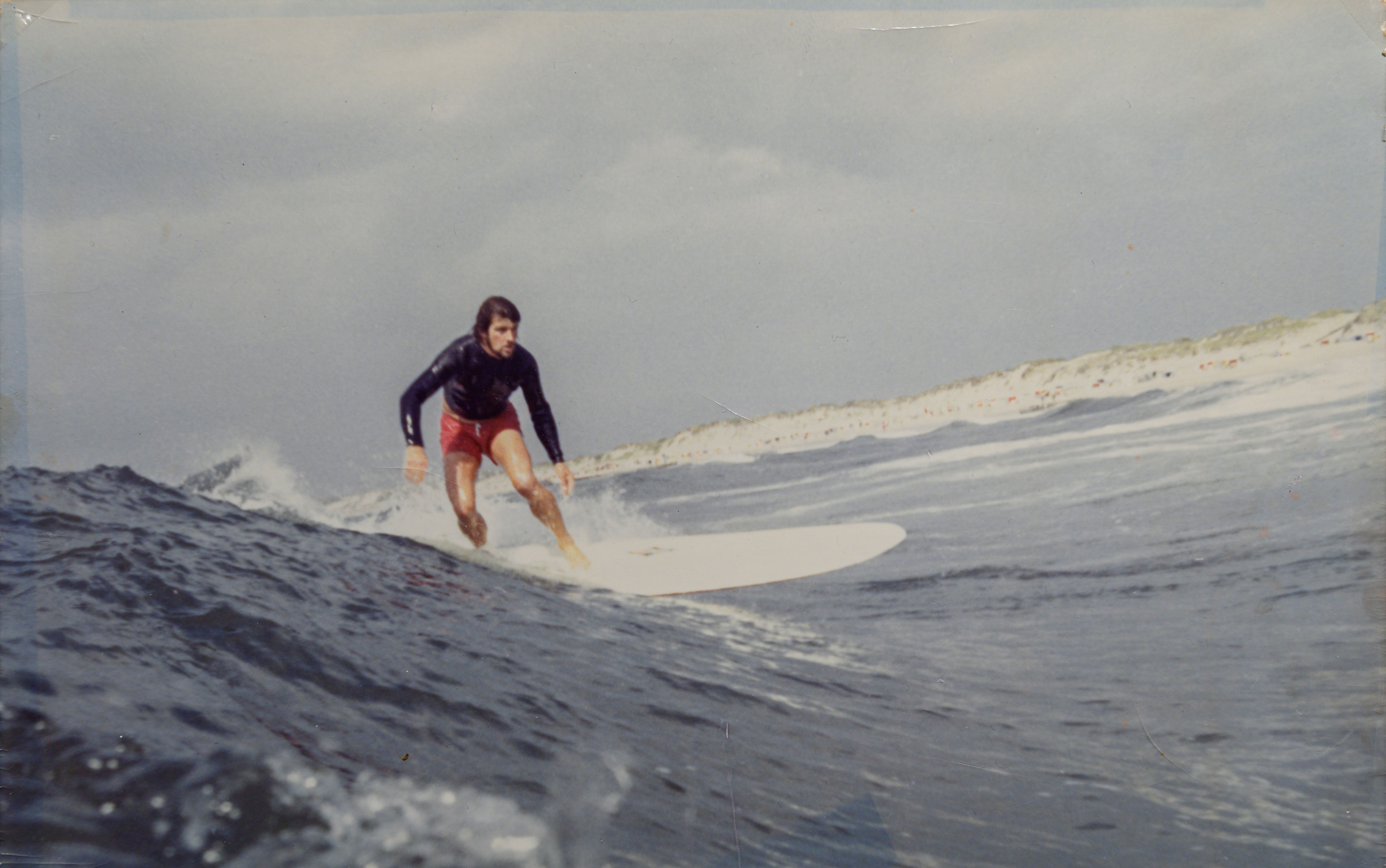 Ein Wellenreiter (Surfer) reitet die Welle in den 70er Jahren. Foto: Werner Herzog
