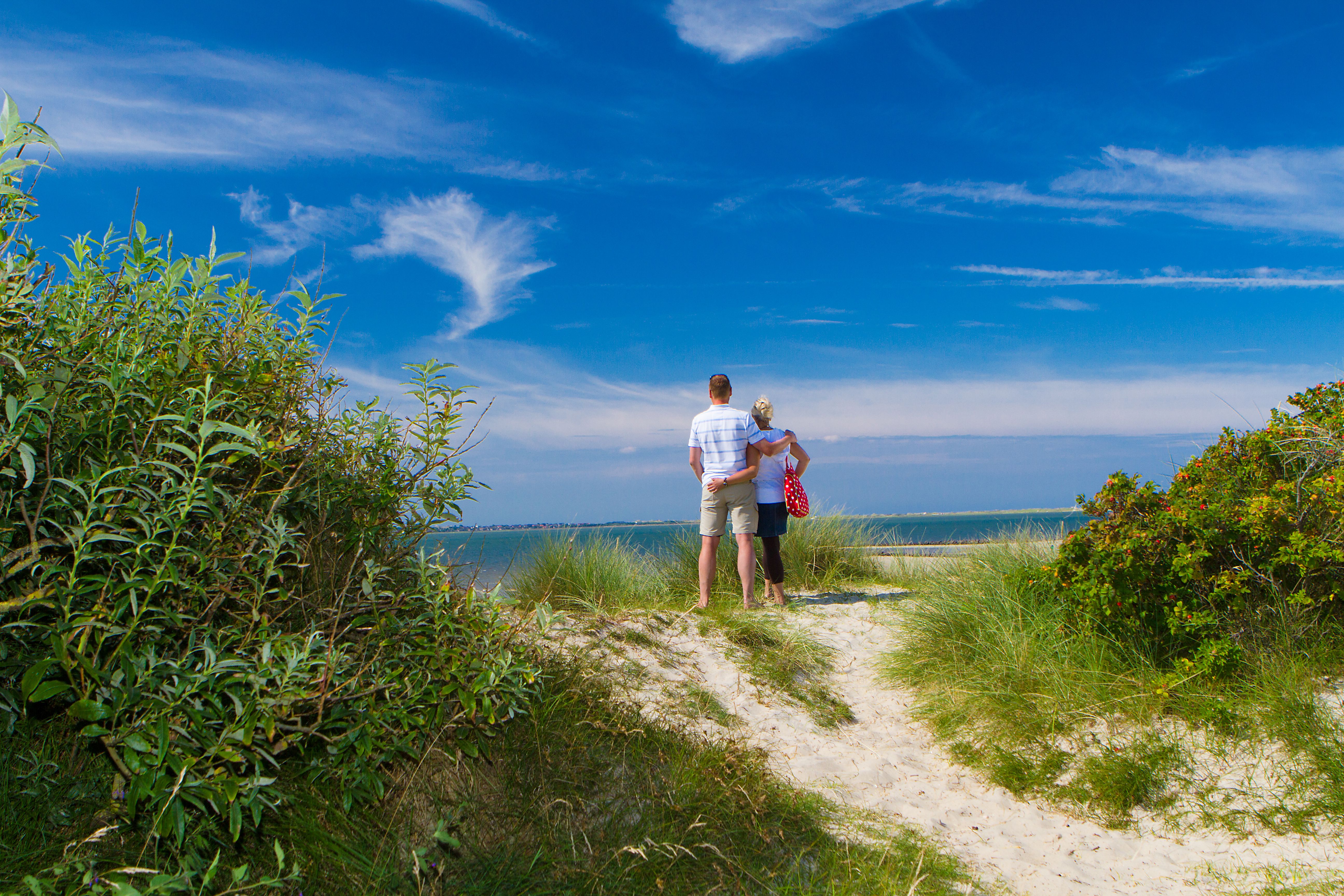 Pärchen am Föhrer Strand genießt den Ausblick auf die Nordsee. 