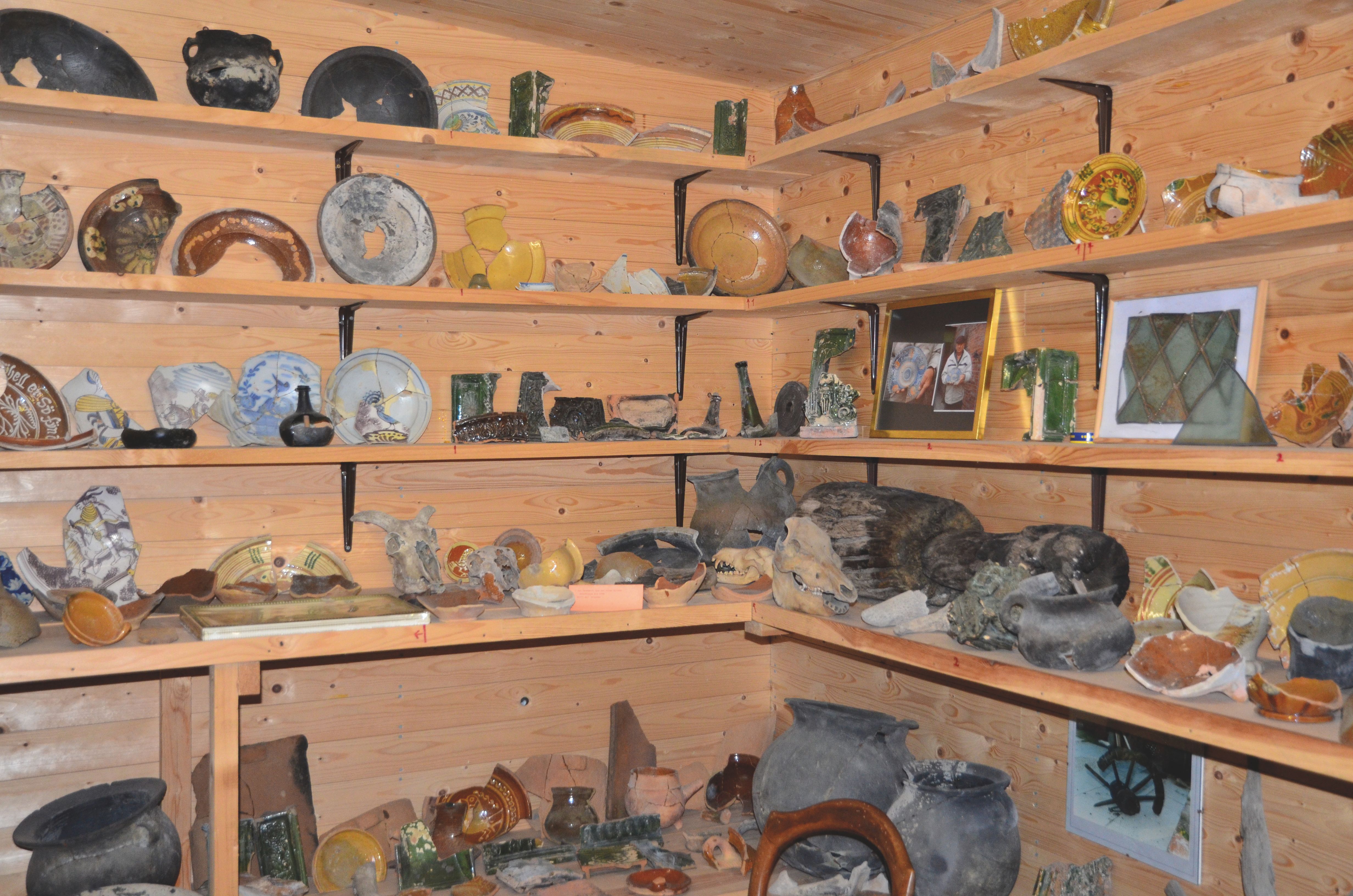 Blick auf die Ausstellung des Museums mit altem Geschirr von Rungholt