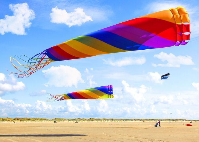 Zwei bunte Trichterförmige Großdrache stehen über dem Strand von St. Peter-Ording im Wind - Foto: Bennert-Boukhari