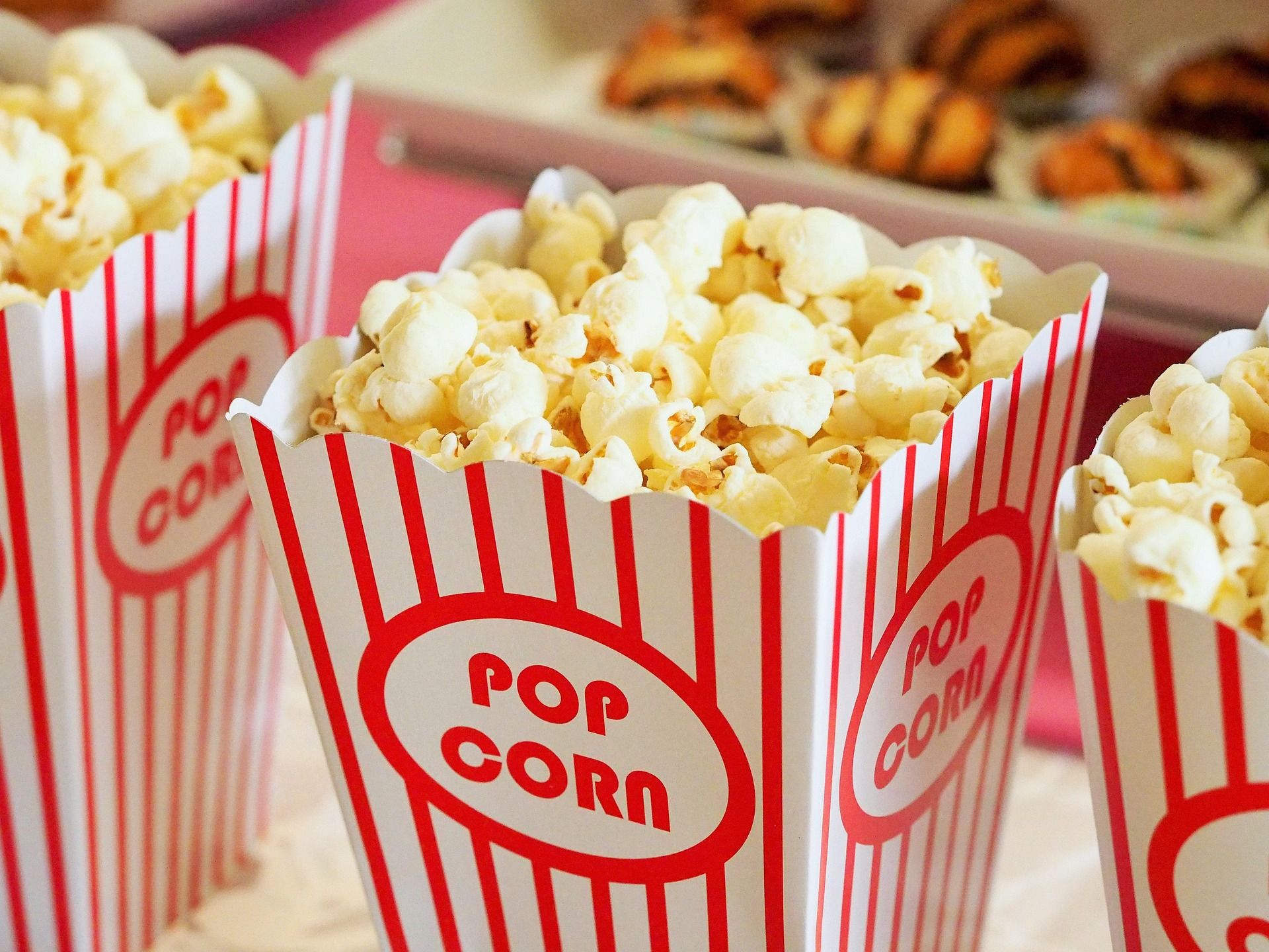 Mehrere Tüten Popcorn stehen auf einem Tisch