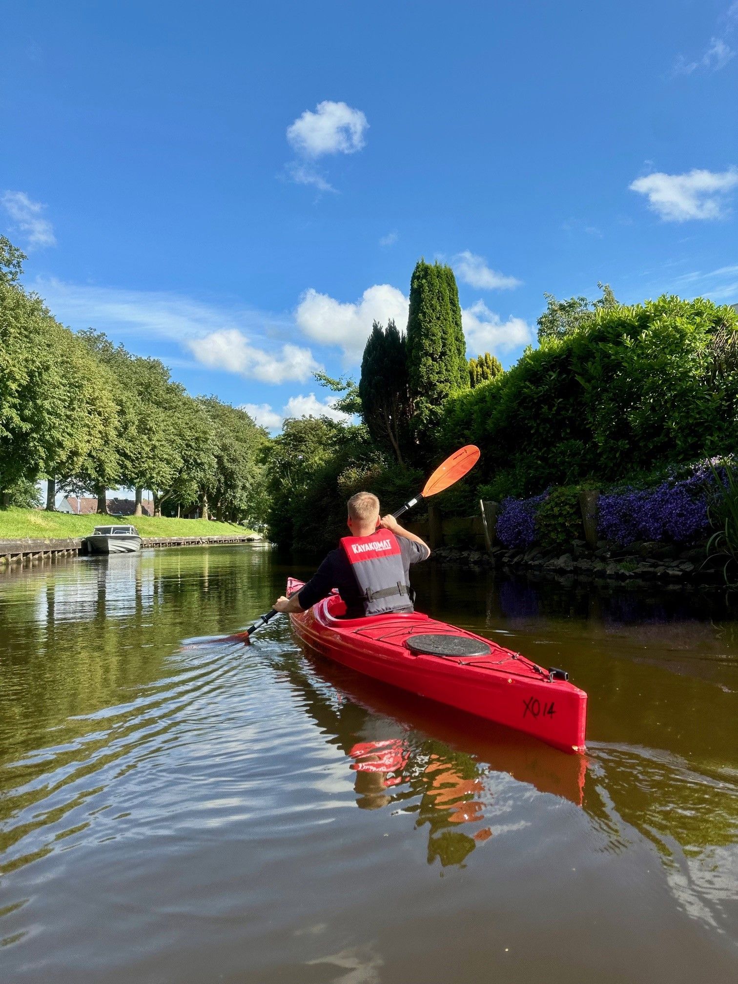 Ein Kayaker ist auf der Treene in Friedrichstadt unterwegs