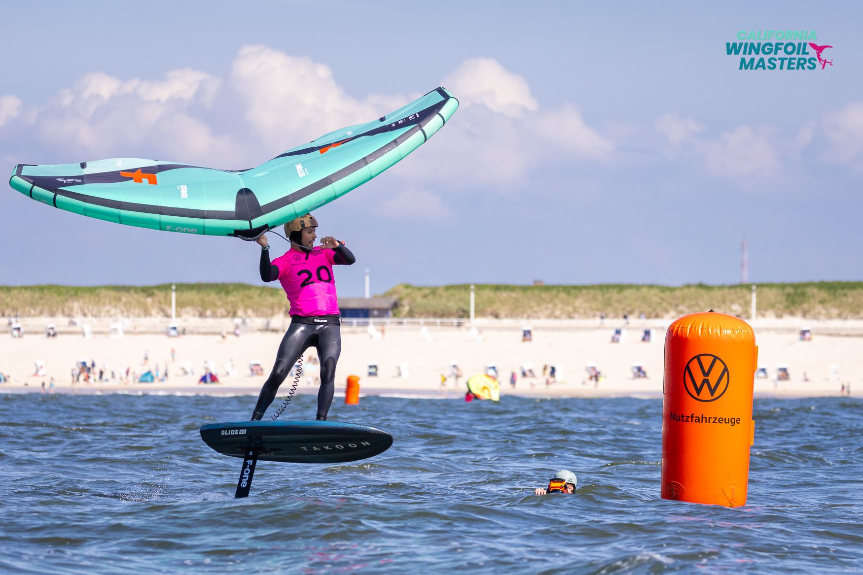 Ein Wingfoiler startet ein Manöver um ein Hindernis
