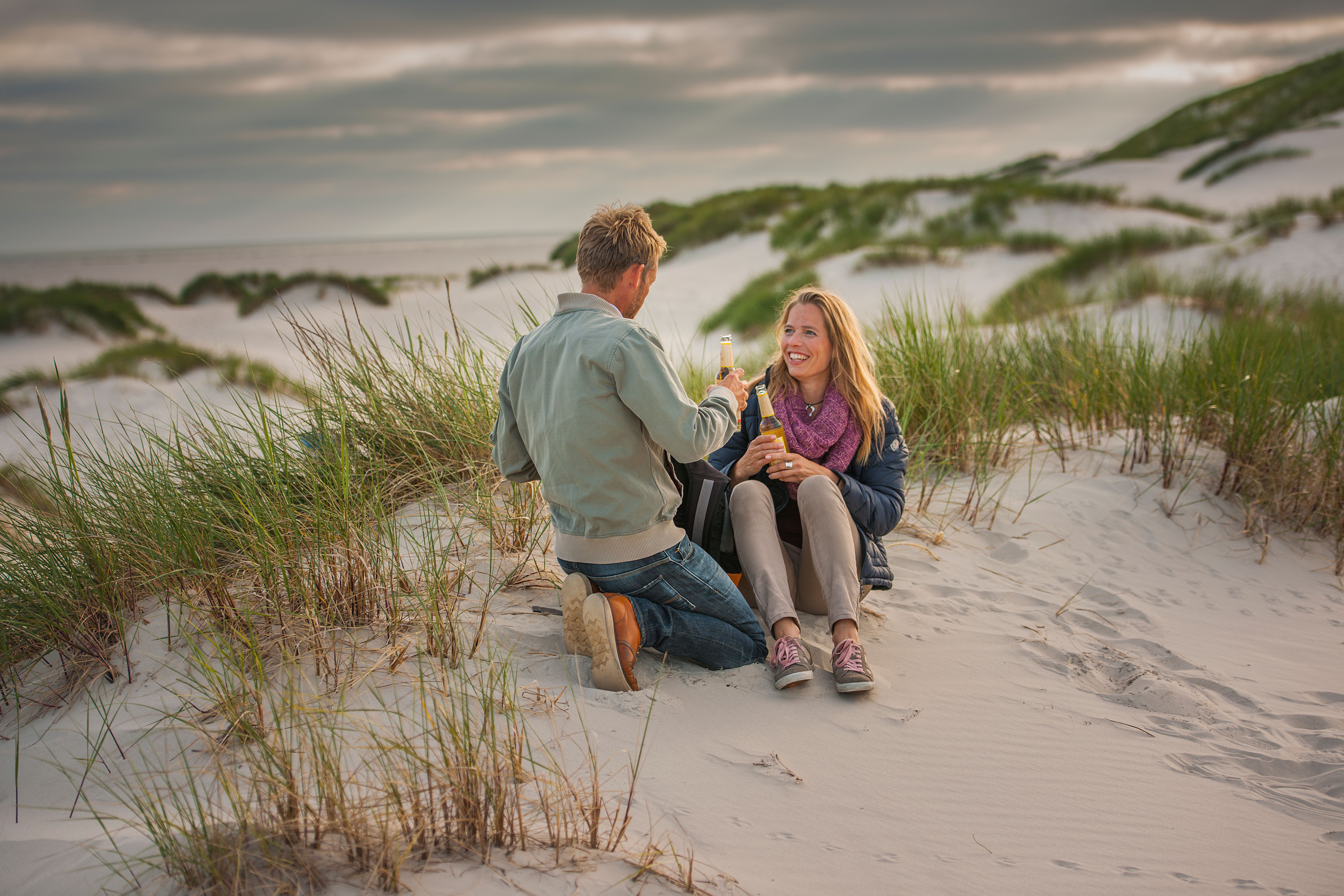 Paar macht Pause in den Dünen