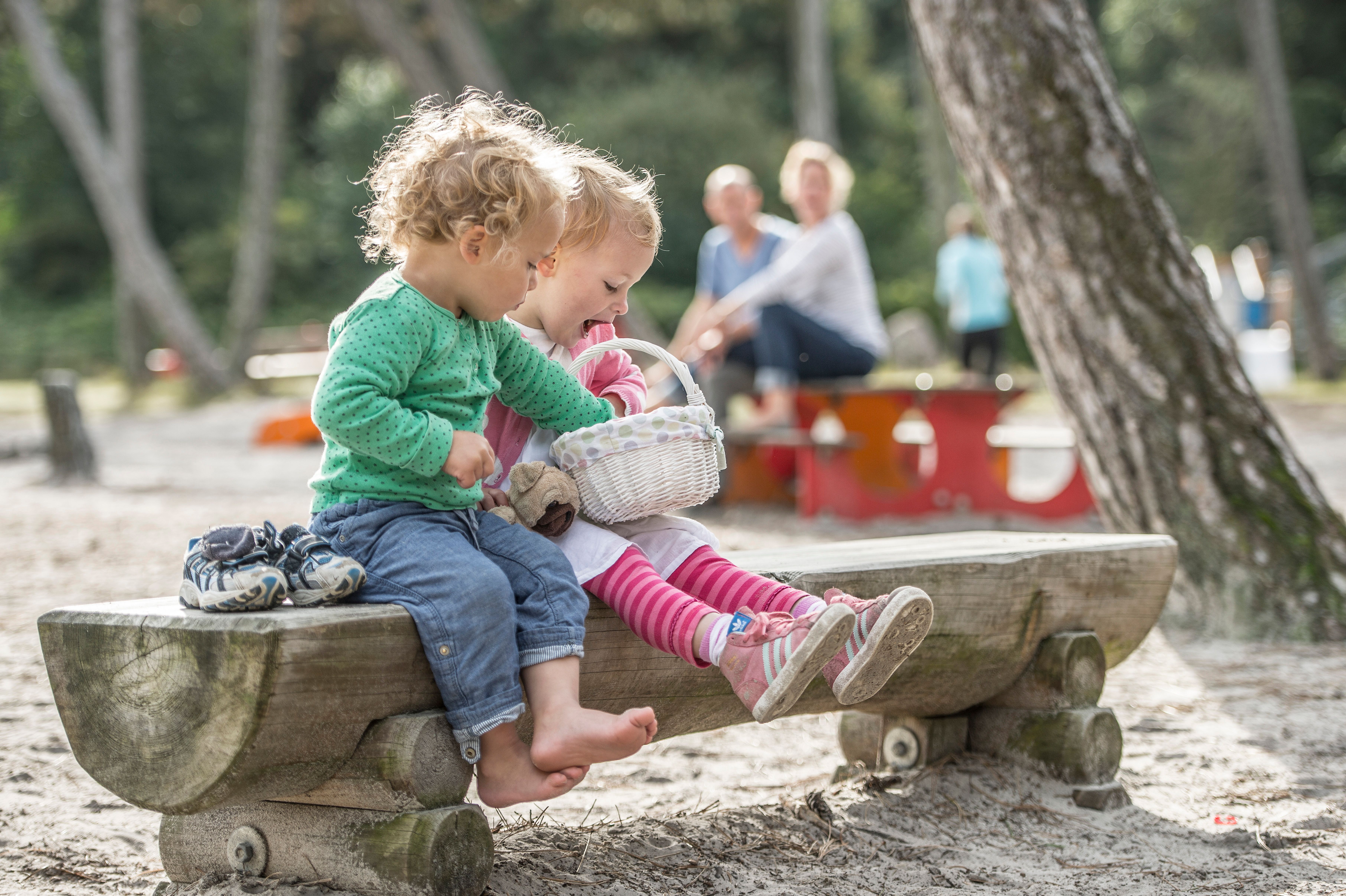Kinder haben Spaß auf einem Spielplatz.