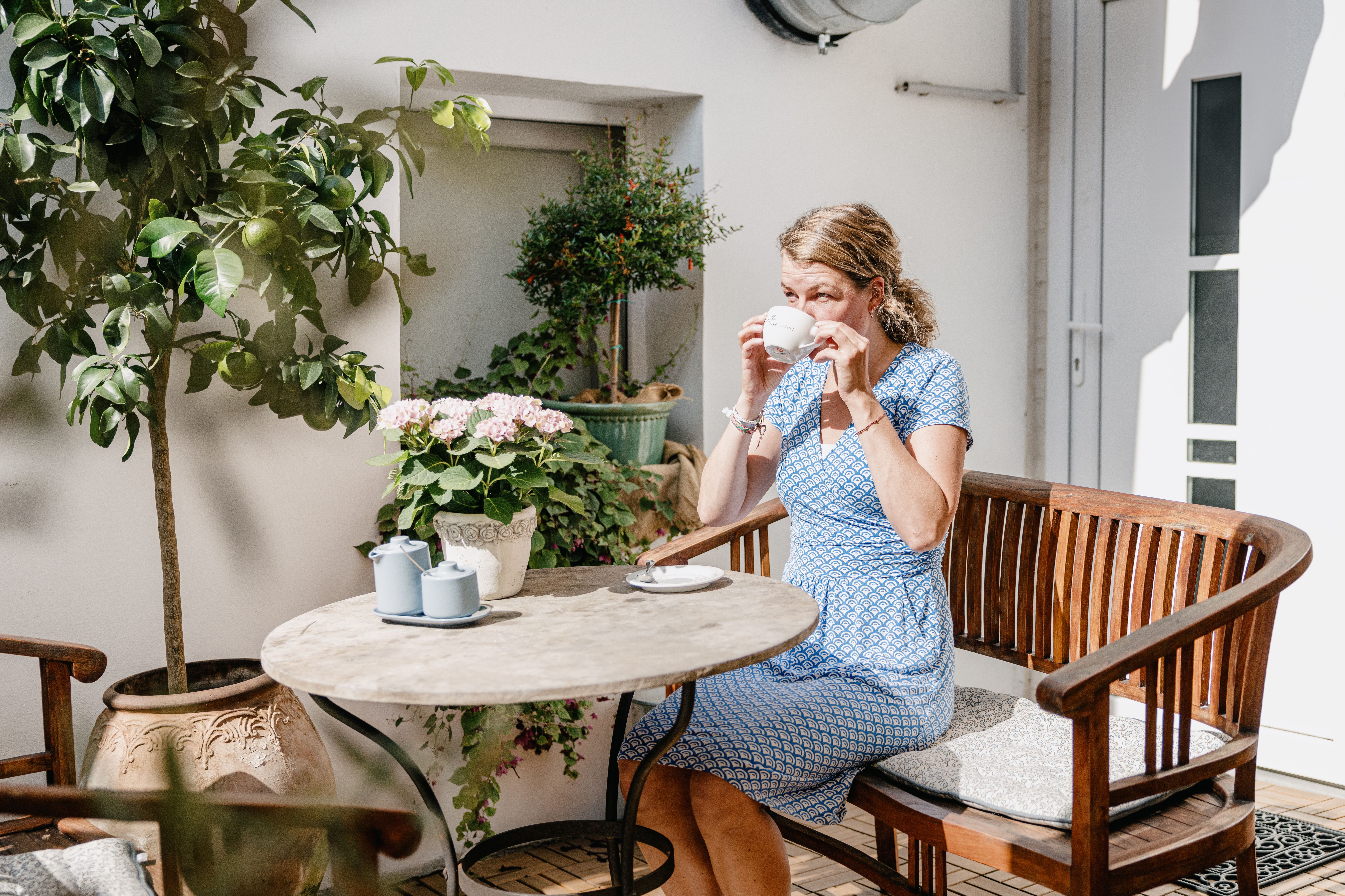 Kaffee trinken im Innen-Hof vom Künstlercafé Husum zwischen Zitronenbäumen