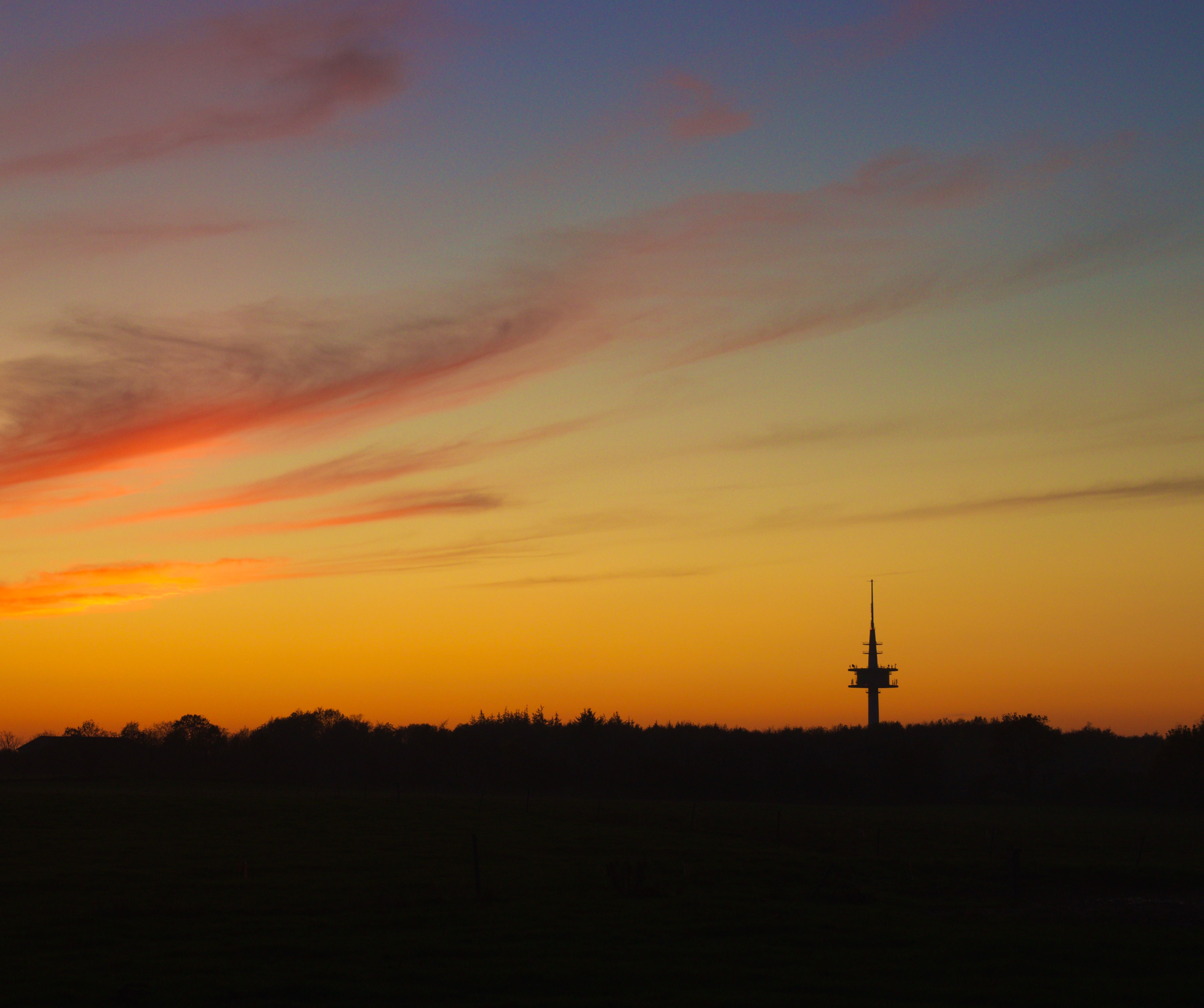 Stollberg mit Funkturm bei erleuchtetem Himmel