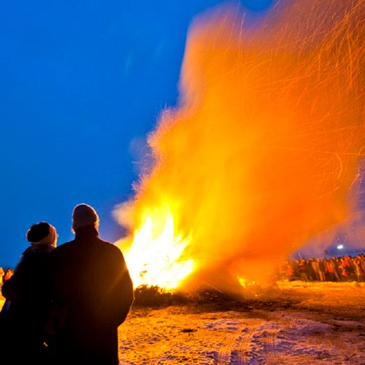 Ein typisches Biikefeuer an der Nordseeküste