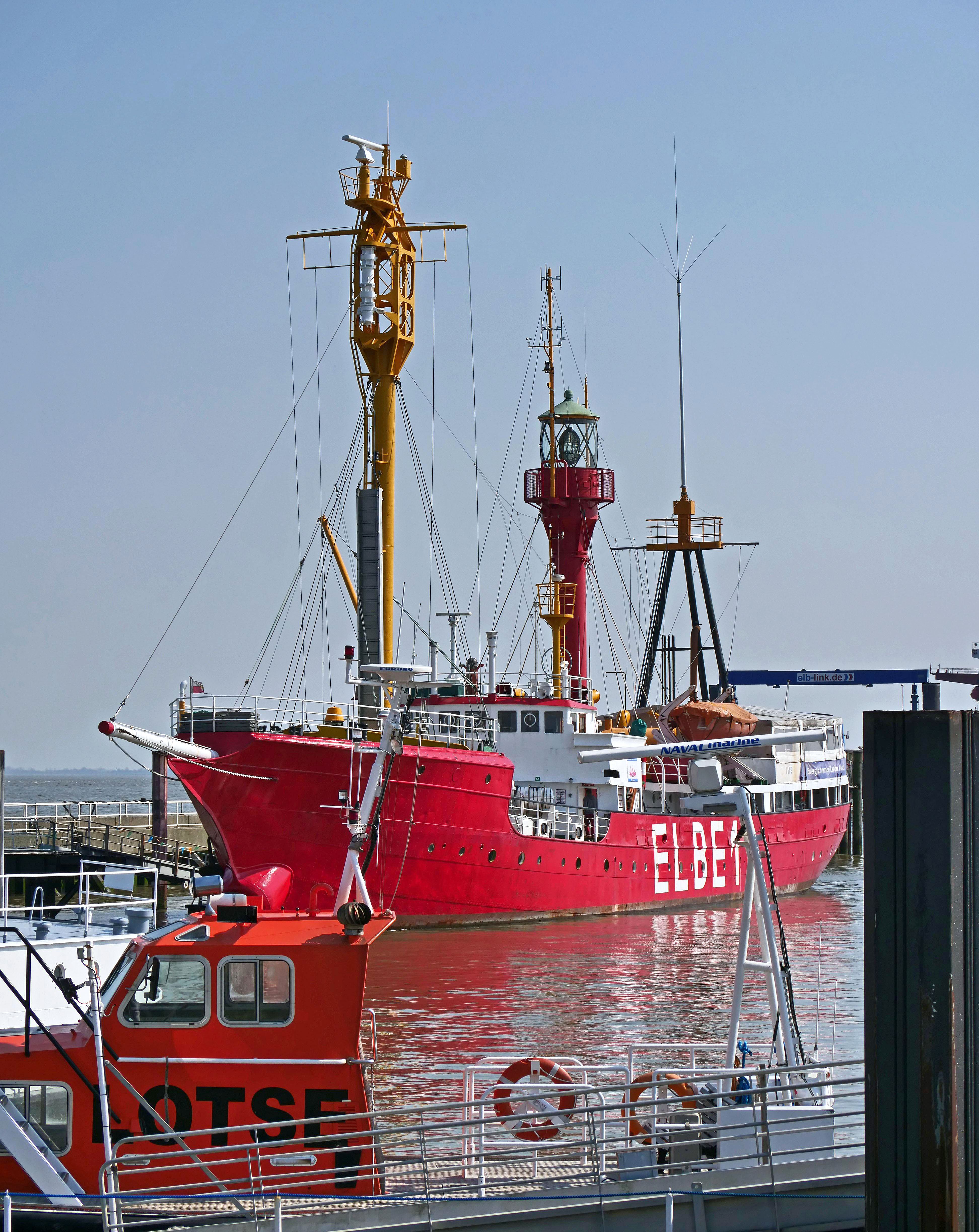 Das legendäre rote Feuerschiff (ein Schiff mit Leuchtturm) hat an einer Mohle festgemacht. - Foto: hpgruesen pixabay