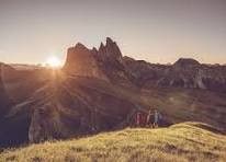 Hinter den Südtiroler Bergen geht die Sonne unter