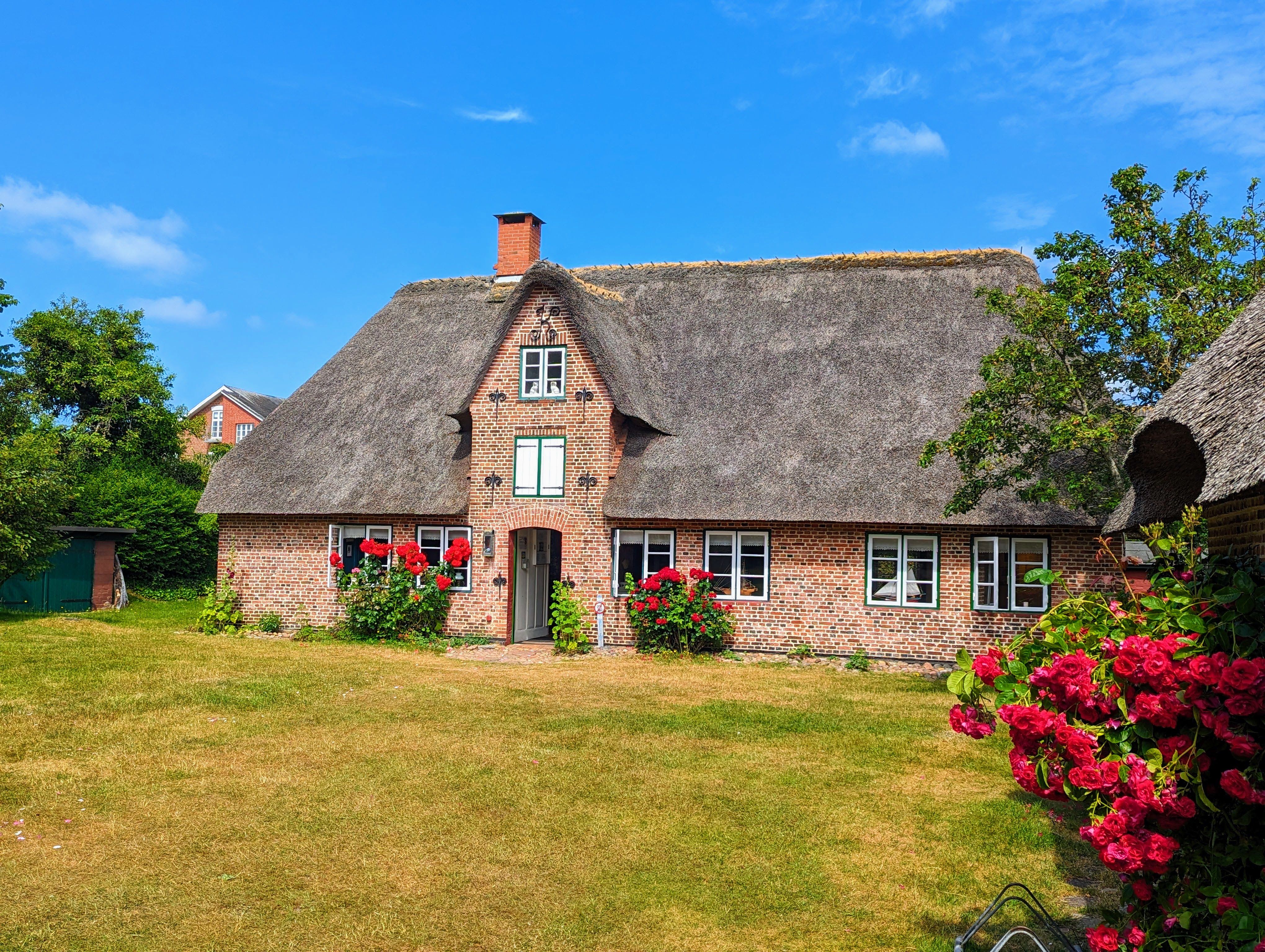 Das Öömrang Hüs als altes Reetdachhaus von außen