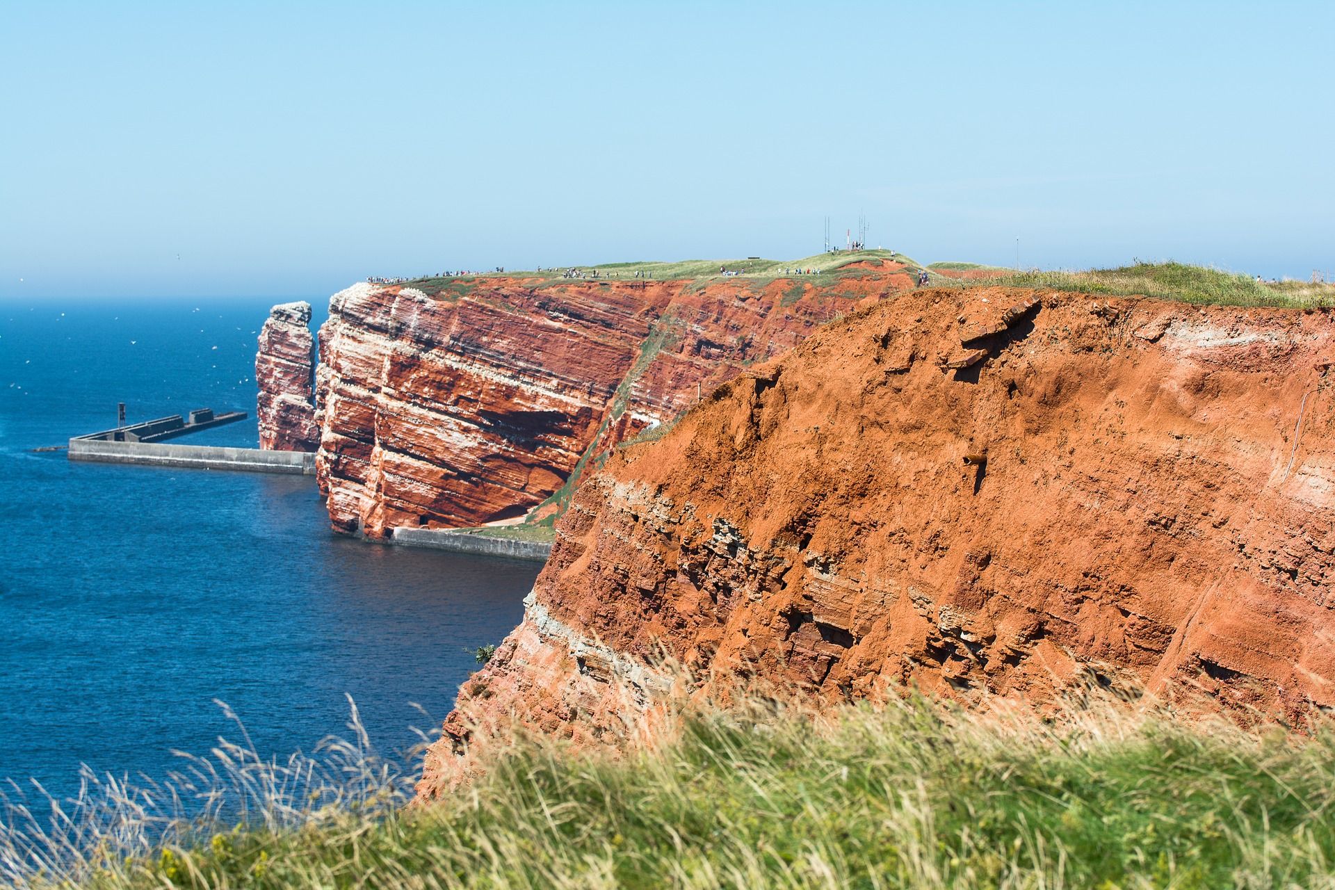 Blick auf die Lange Anna von Helgoland, im Hintergrund die Nordsee