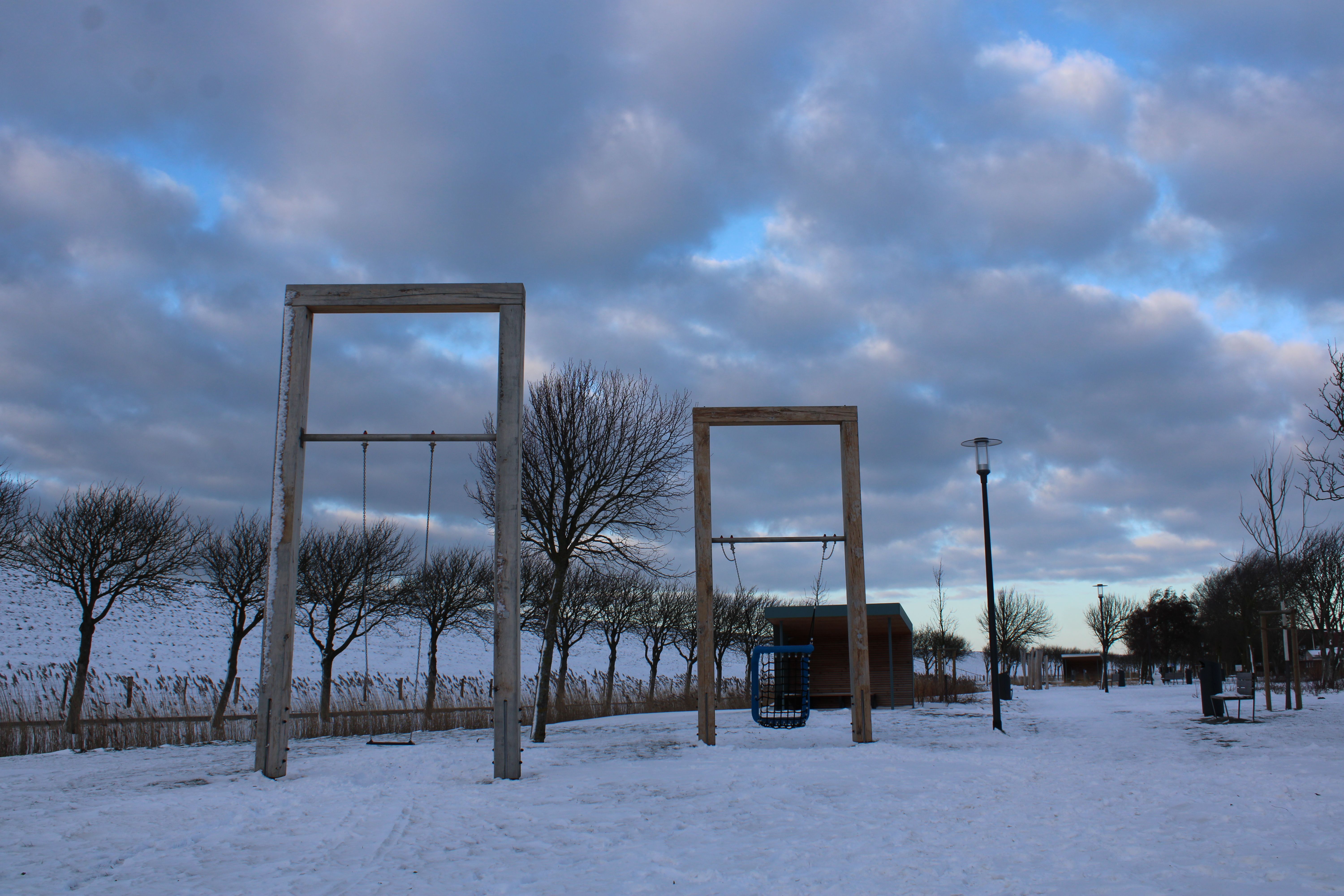 Blick über den Trischendiek Park in Friedrichskoog. Der Boden ist mit Schnee bedeckt.