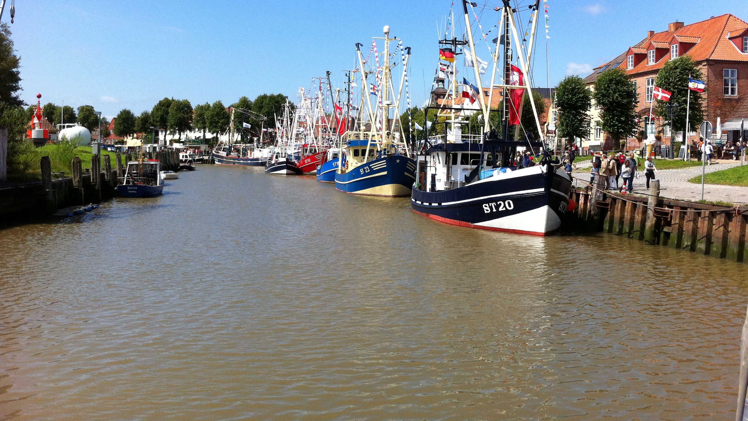 Tönninger Hafen mit Schiffen