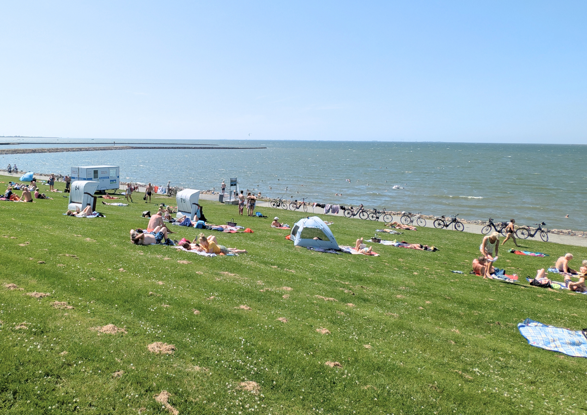 Am Holmer Siel auf Nordstrand lässt es sich bei Hochwasser wunderbar schwimmen