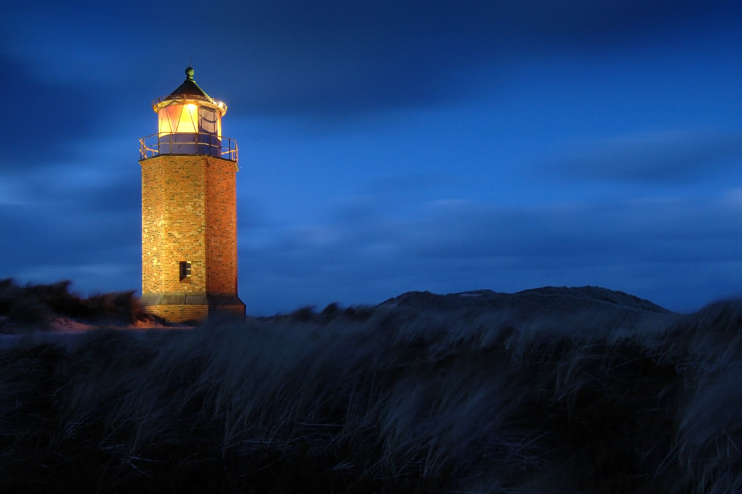 Leuchtturm auf Sylt bei Nacht.
