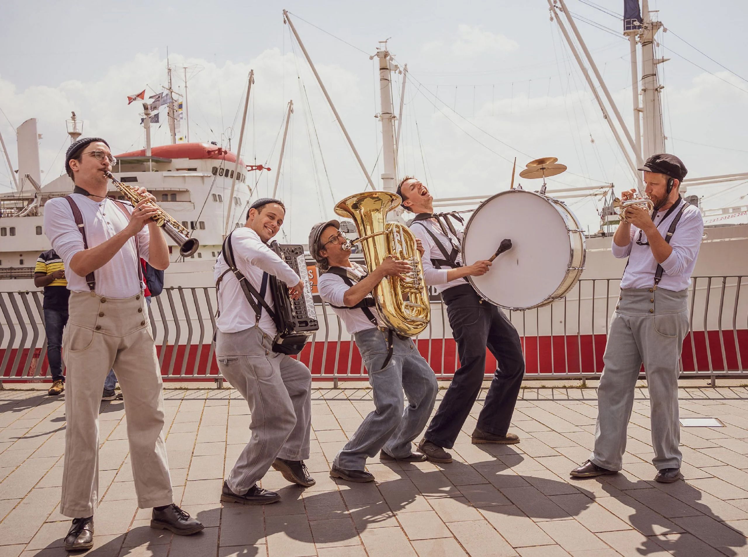 Die Band mahoin im Hamburger Hafen