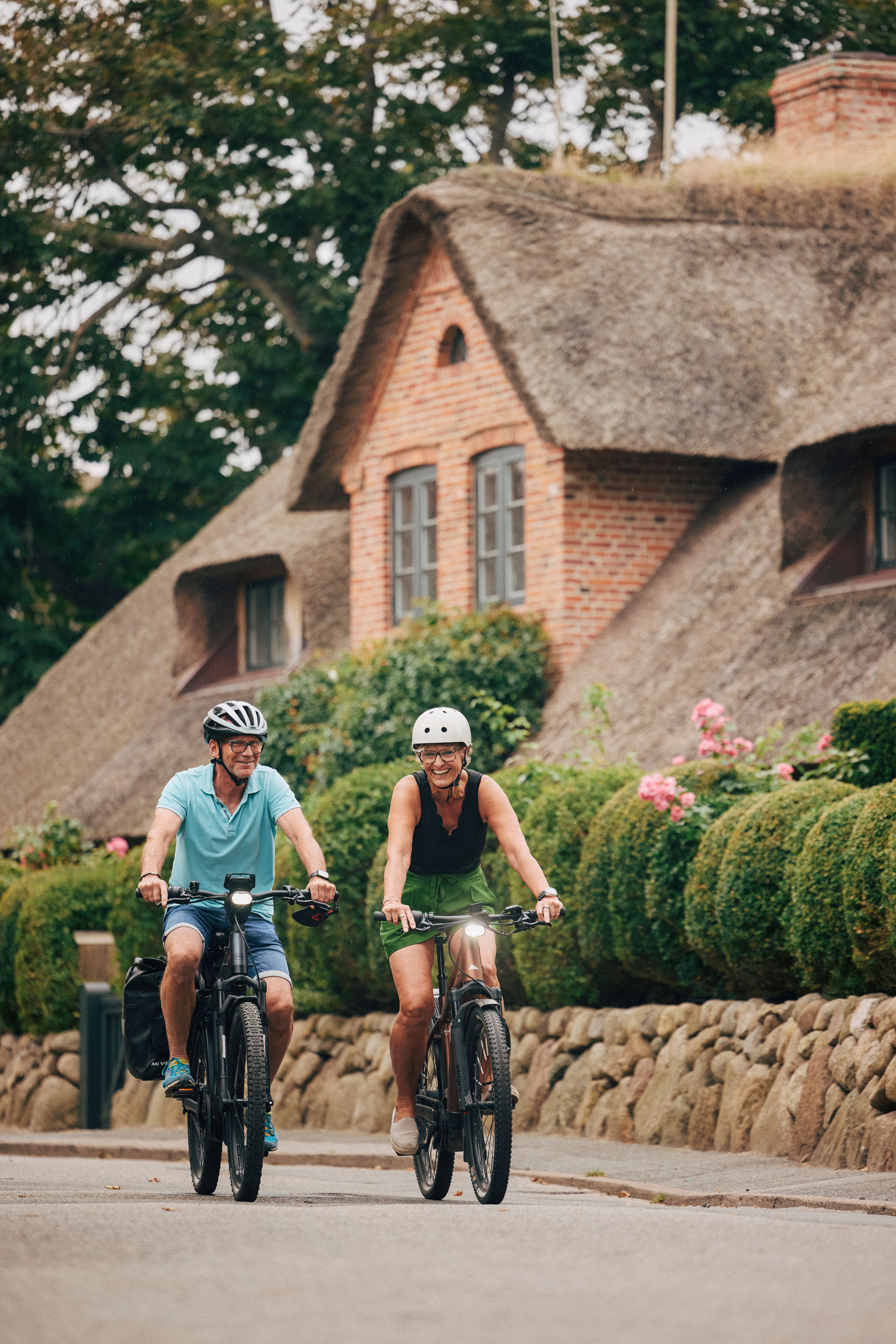 Zwei Fahrradfahrer unterwegs auf Sylt