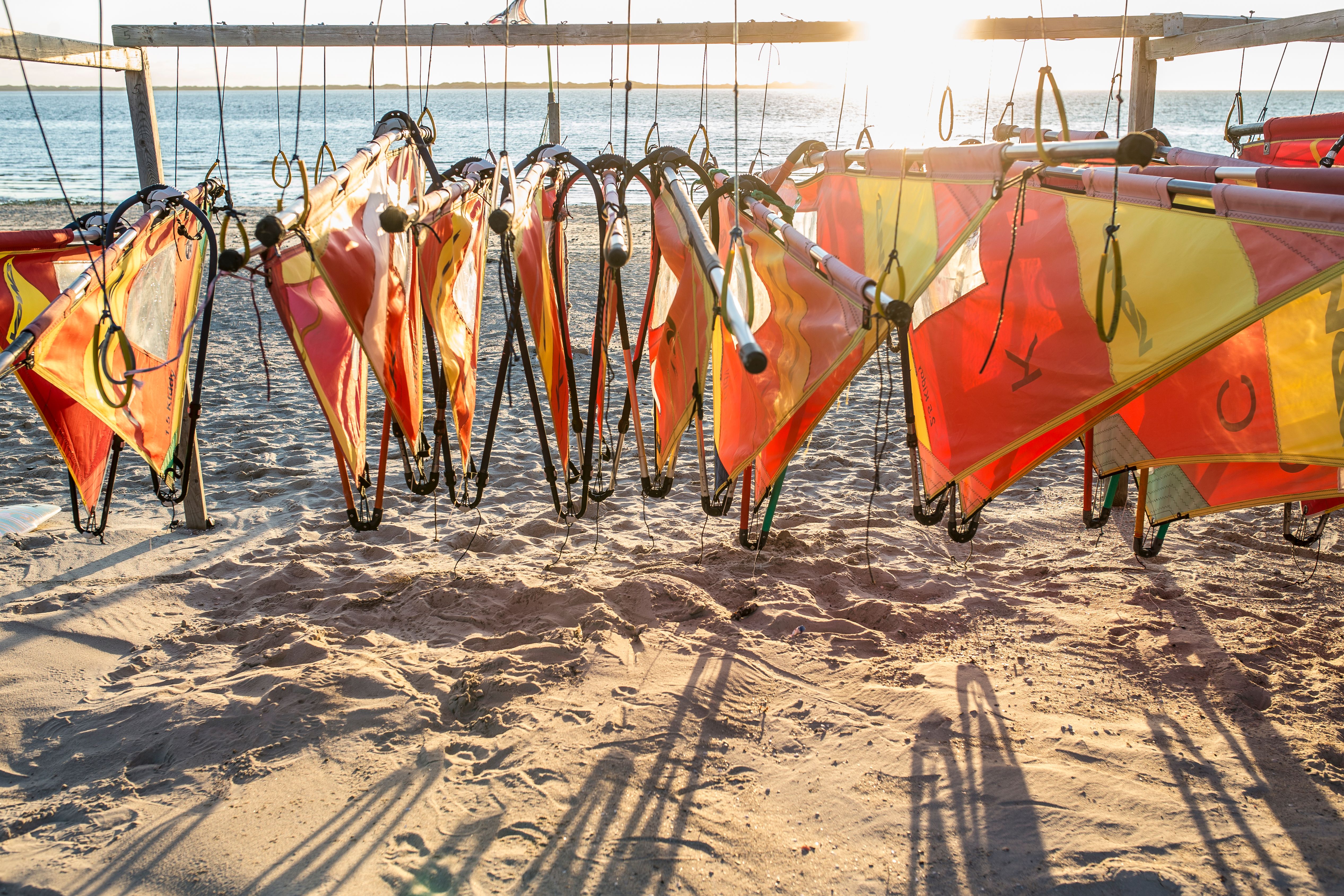 Windsurf Lernriggs warten hängent am Strand auf Gäste. Foto: Jan Christoph Schultchen