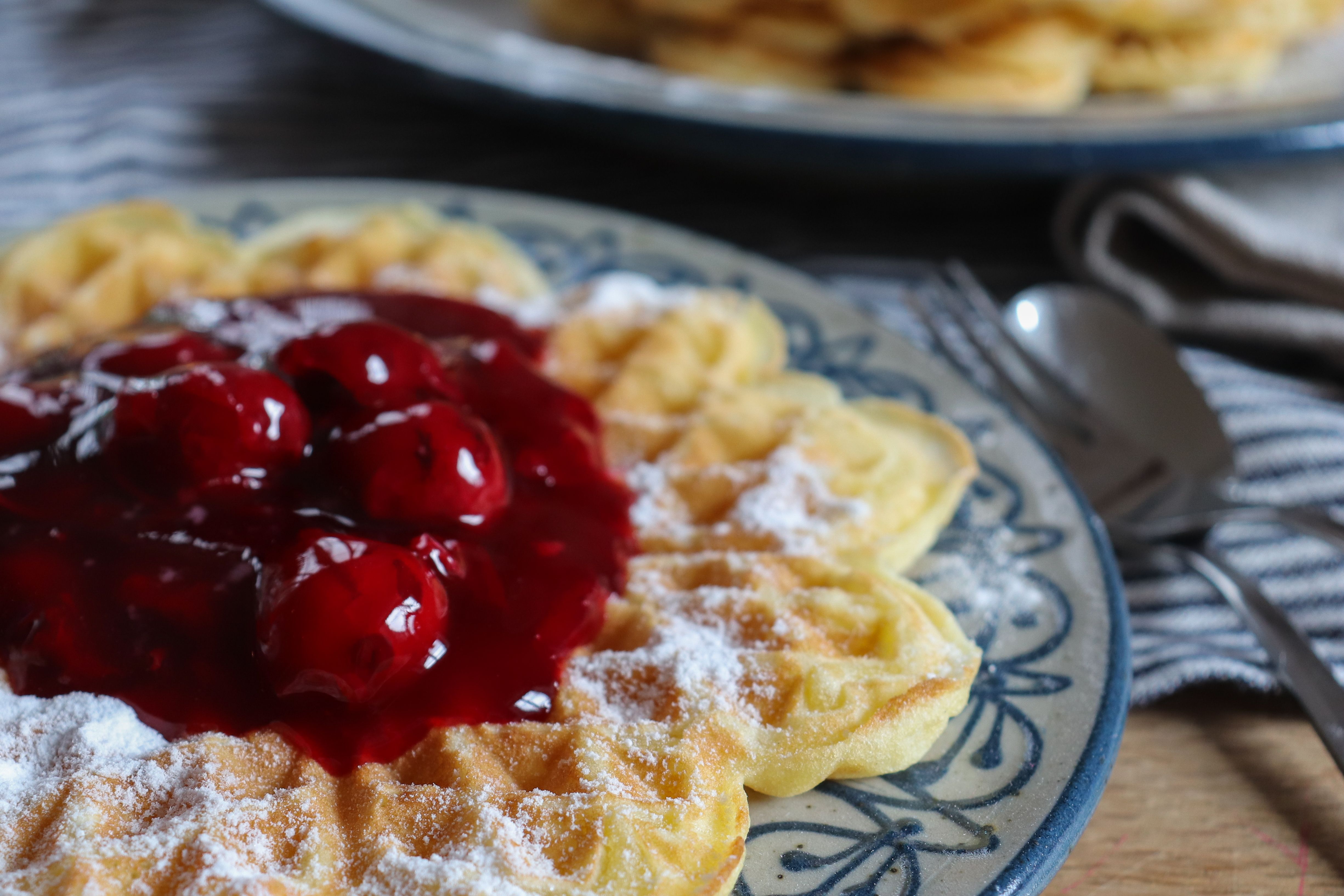 Waffeln mit roter Grütze