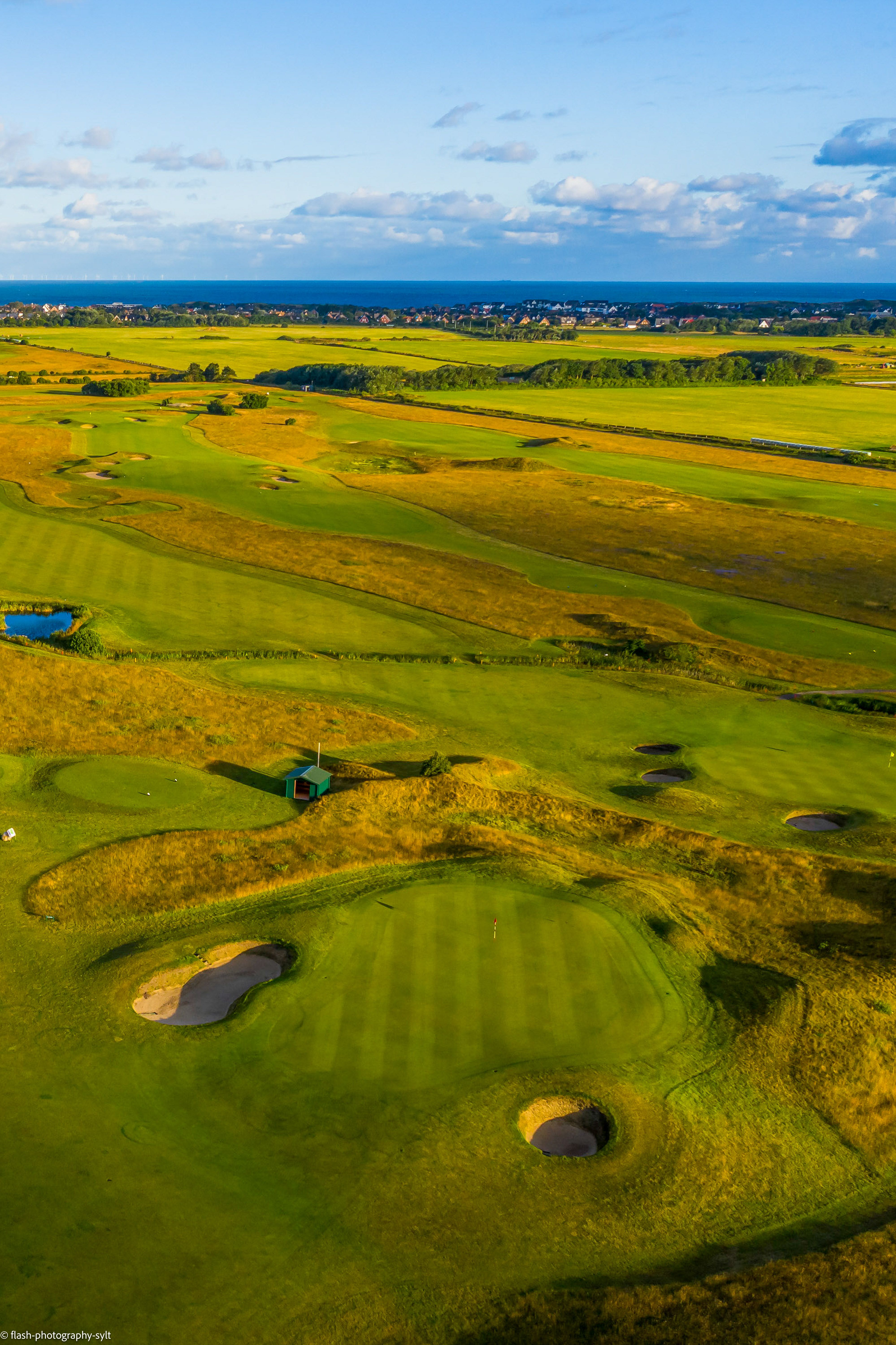 Luftaufnahme vom grünen Golfplatz des Marine Golf Club Sylt