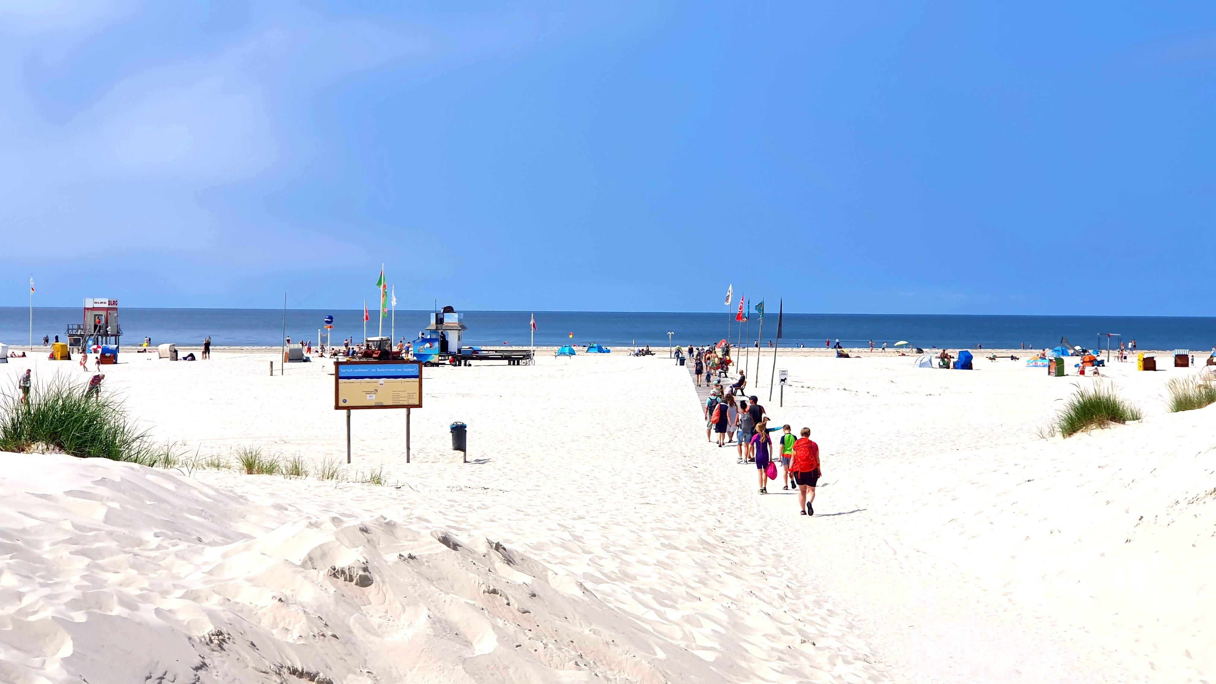 Blick über den Sandstrand am Badestrand von Süddorf