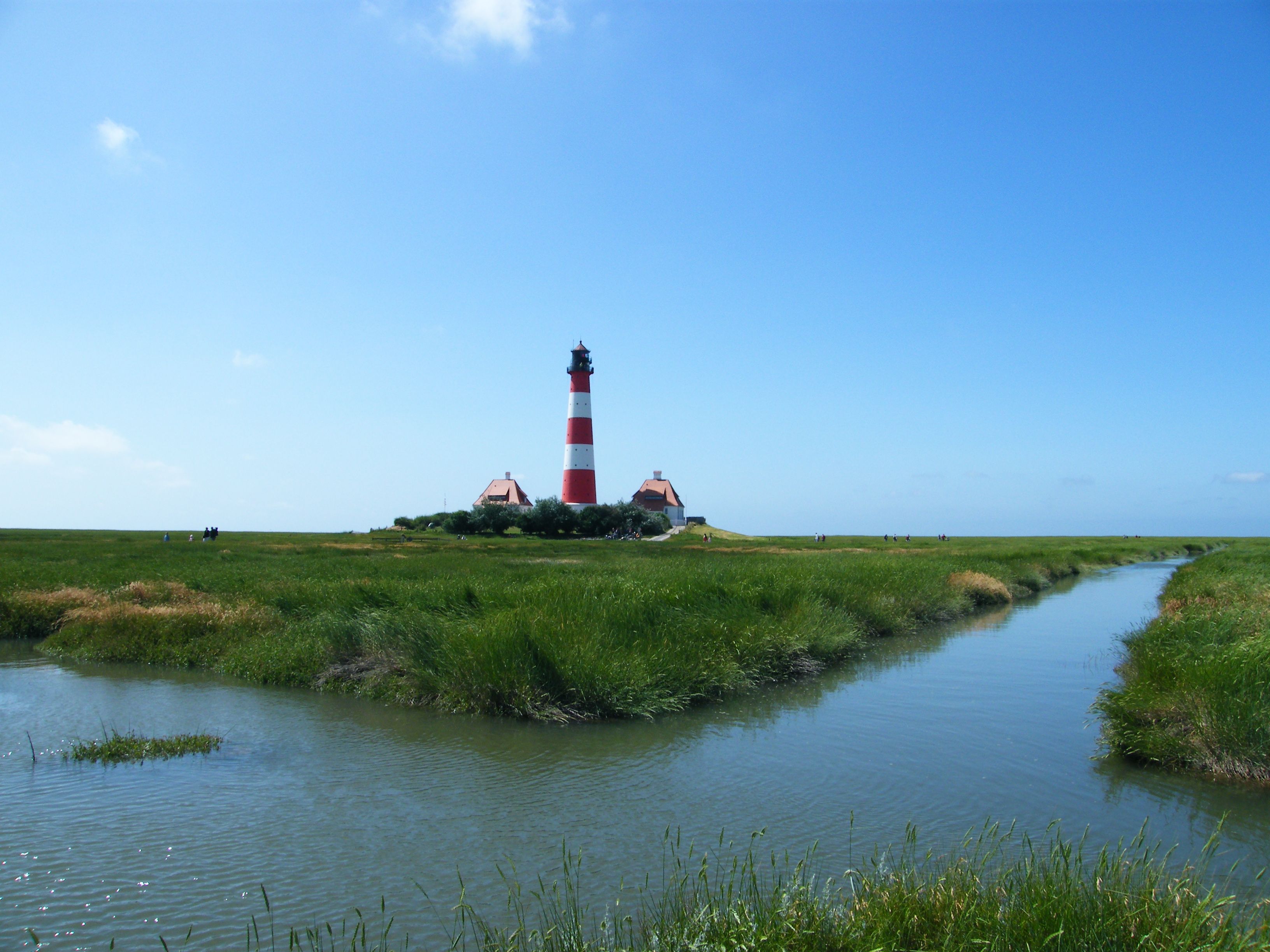 Leuchtturm Westerhever mit Wasser im Vordergund