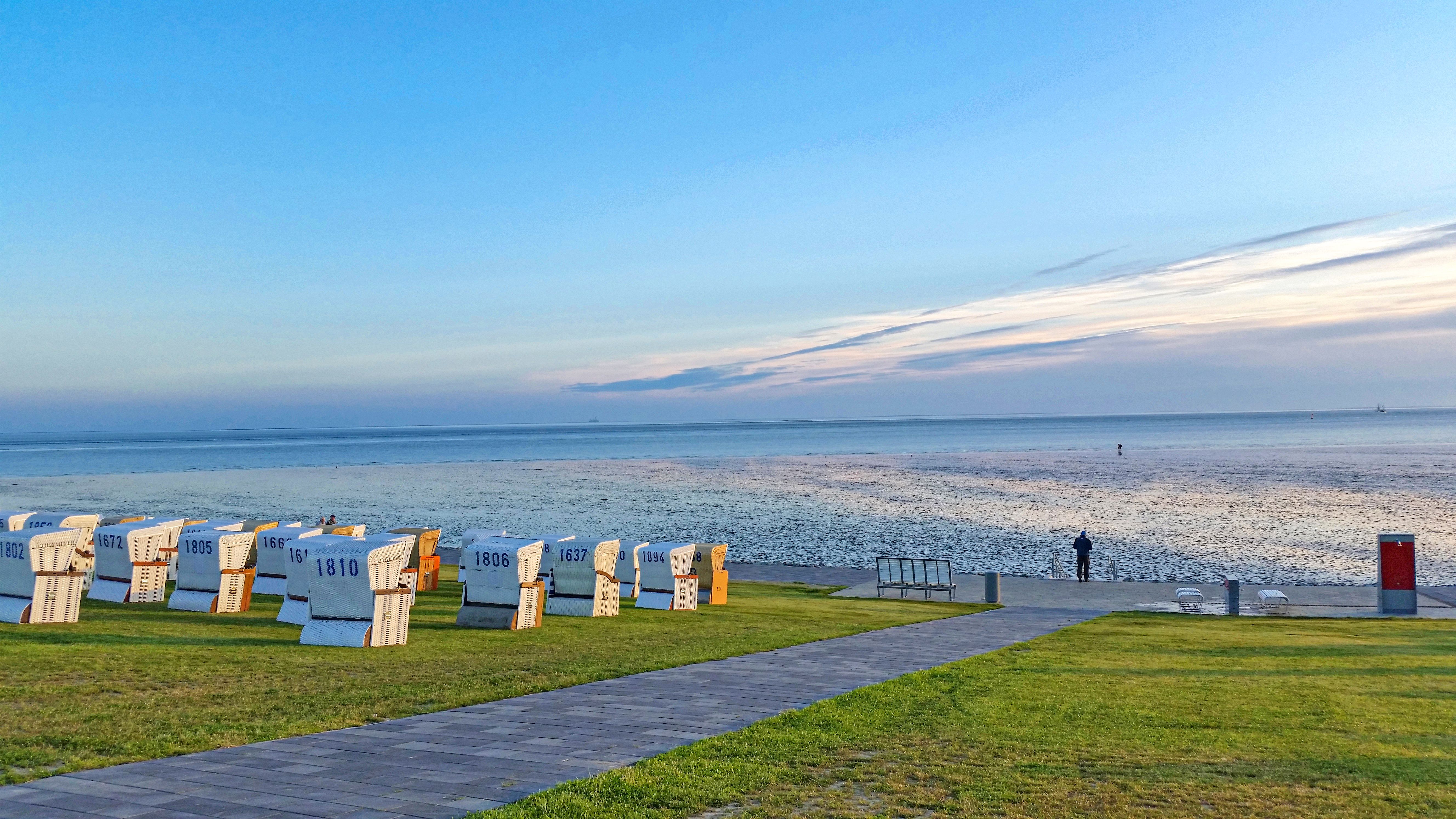 Strandkörbe am Deich von Büsum bei Abendstimmung 