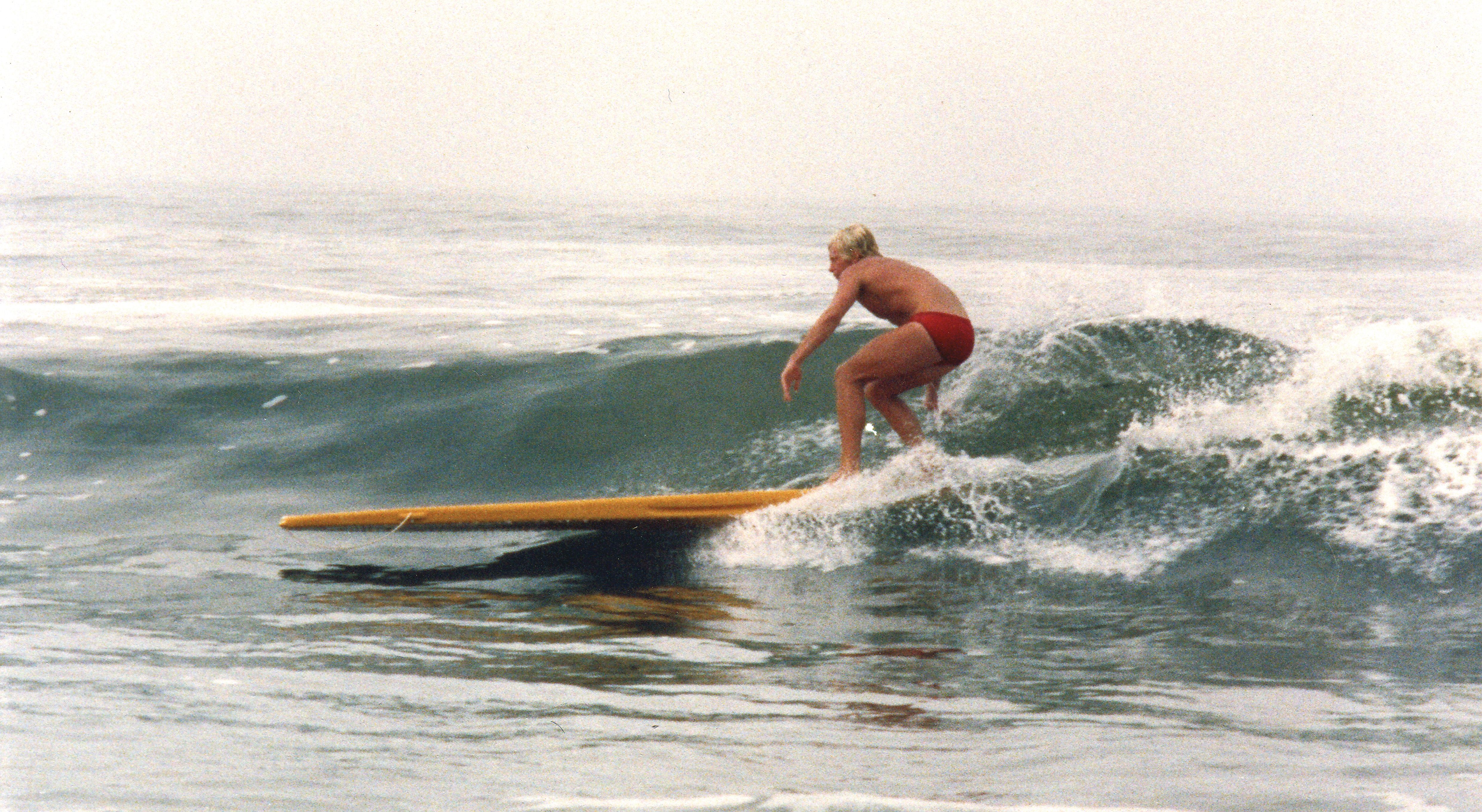 Ein Surfer mit einem Longboard auf dem Wellenritt. Foto: Markus Mager