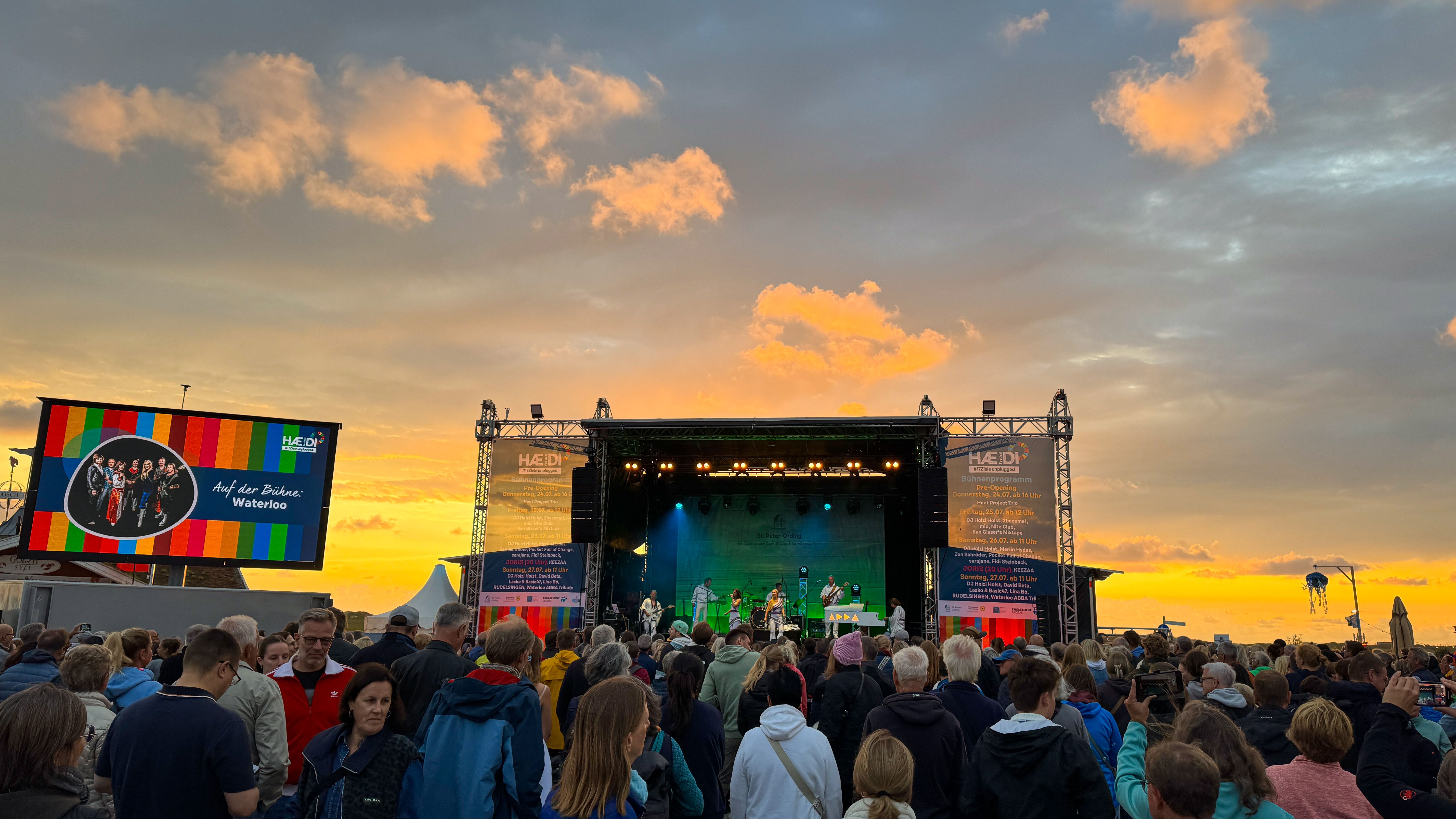 Blick auf die Hauptbühne bei Sonnenuntergang.