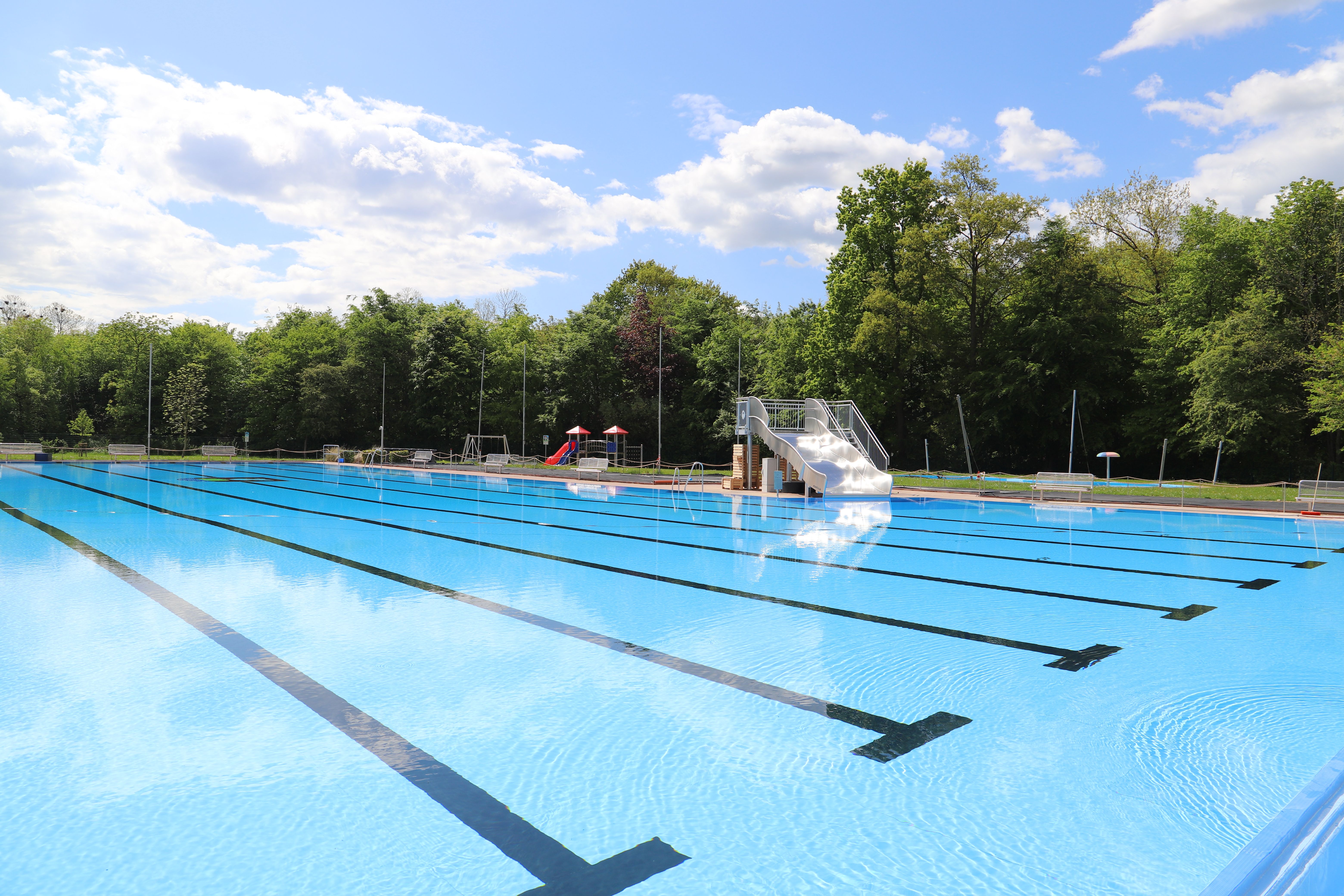 Blick über das neue Schwimmbecken des Freibades Tönning