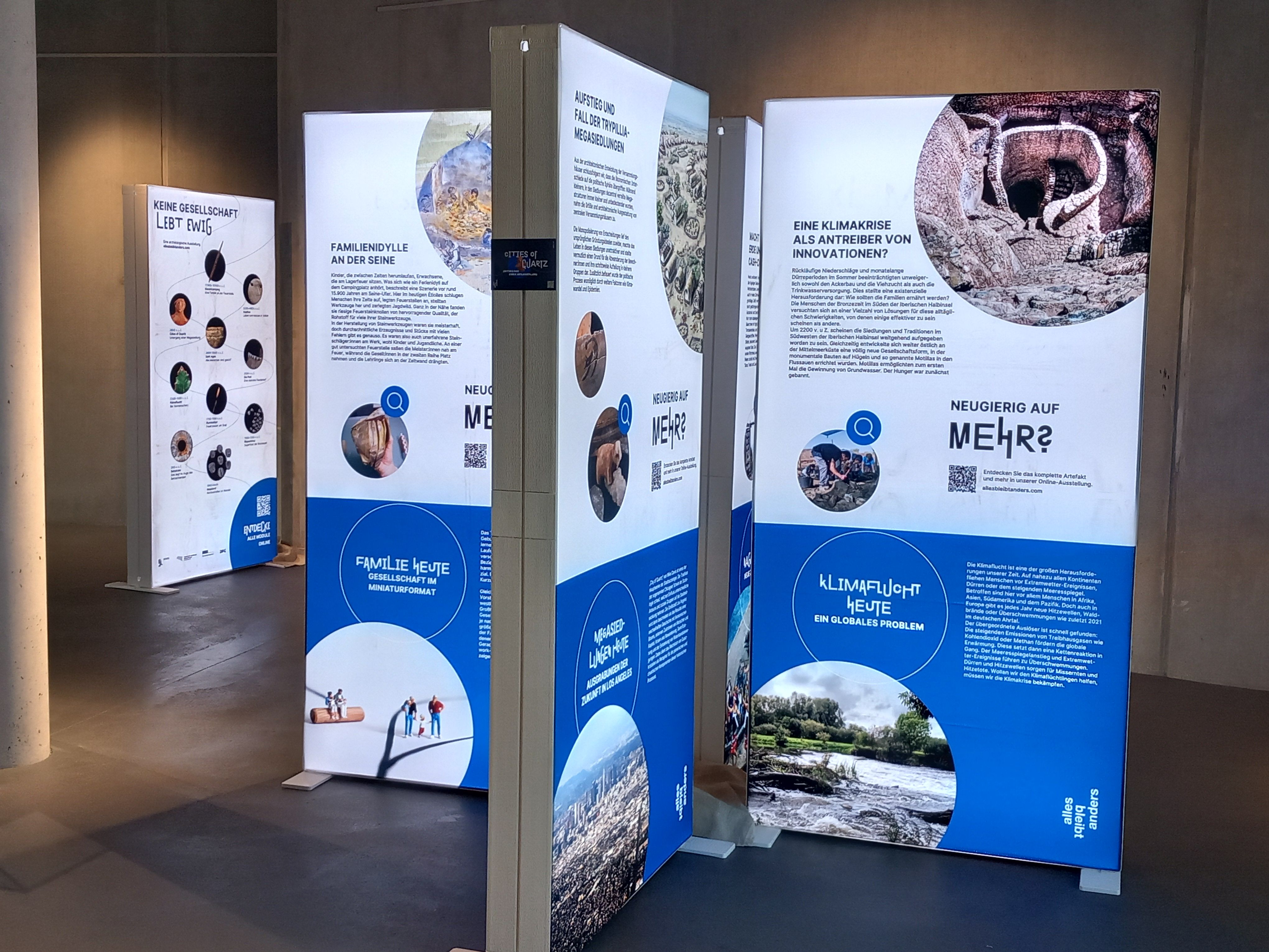 Infotafeln der Ausstellung des Steinzeitpark in Dithmarschen bei Albersdorf. - Foto: AÖZA gGmbH
