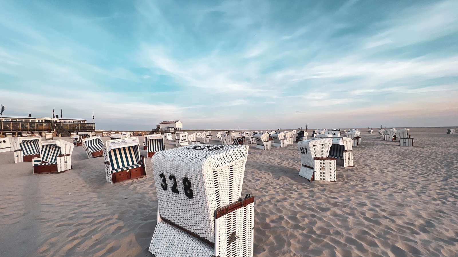 Die begehrten Strandkörbe von SPO stehen hier bereit gemietet zuwerden, auf dem Stand von SPO. – Foto: TZ SPO