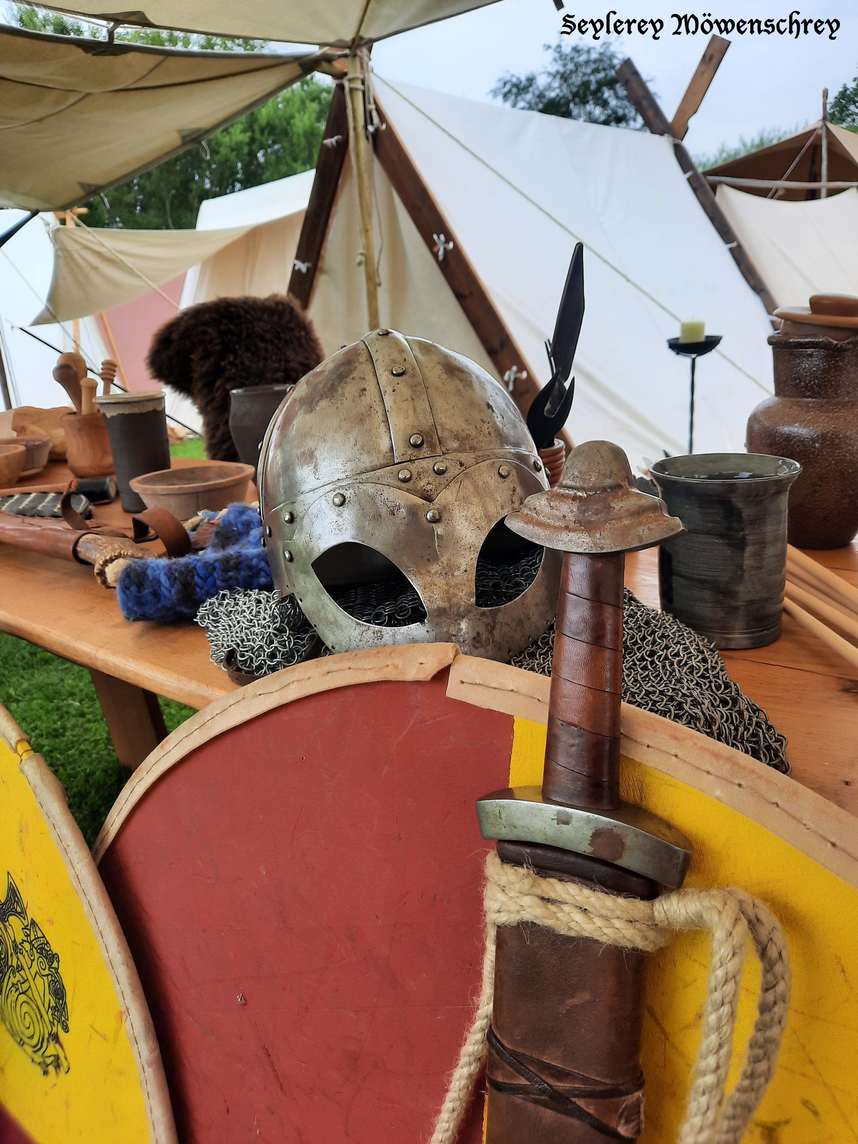 Wikingerhelm, Schwert und Schild auf einem Wikingermarkt. Foto: Seilerei Moewenschrei